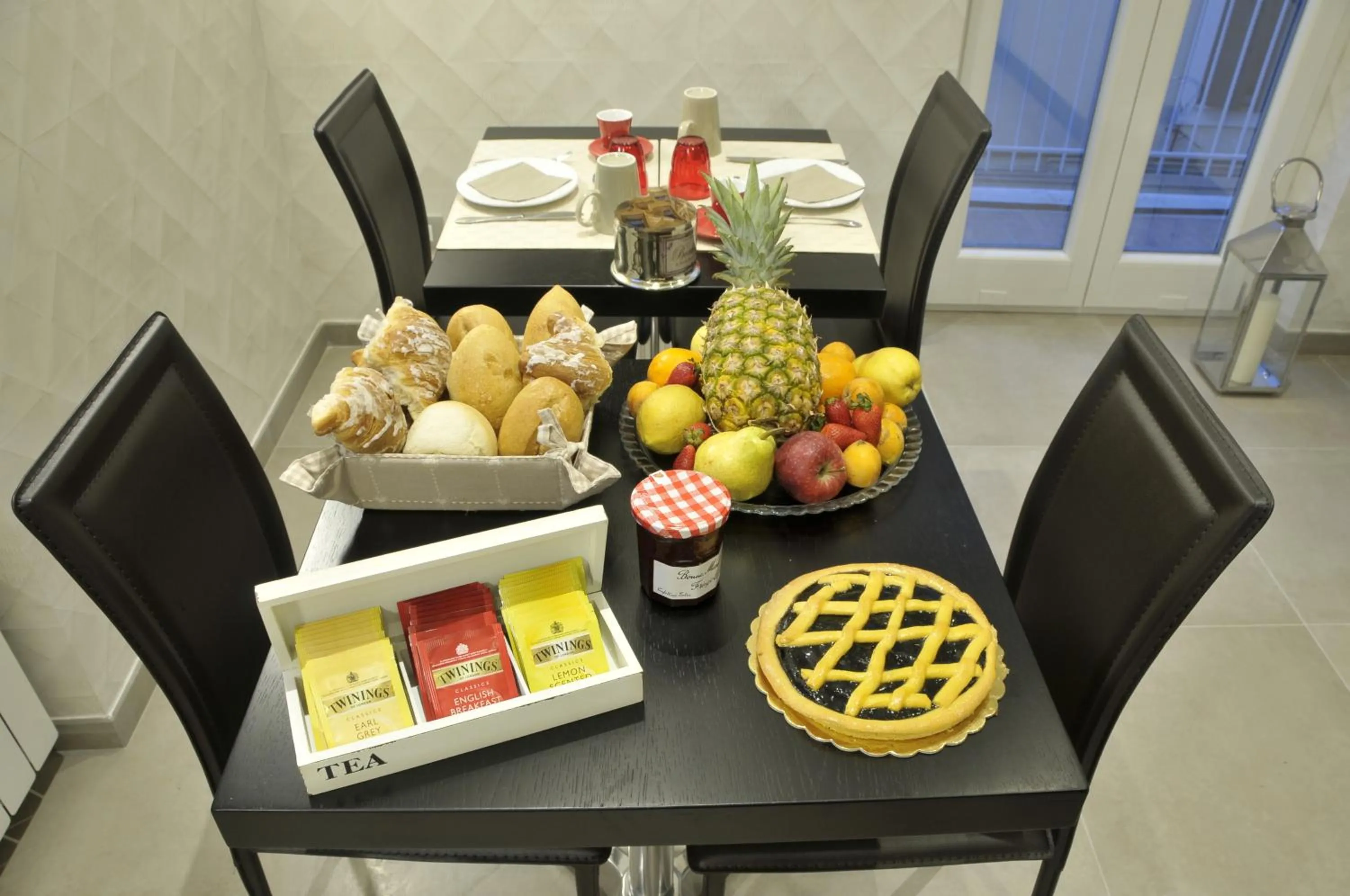 Restaurant/places to eat in Gemini Suite