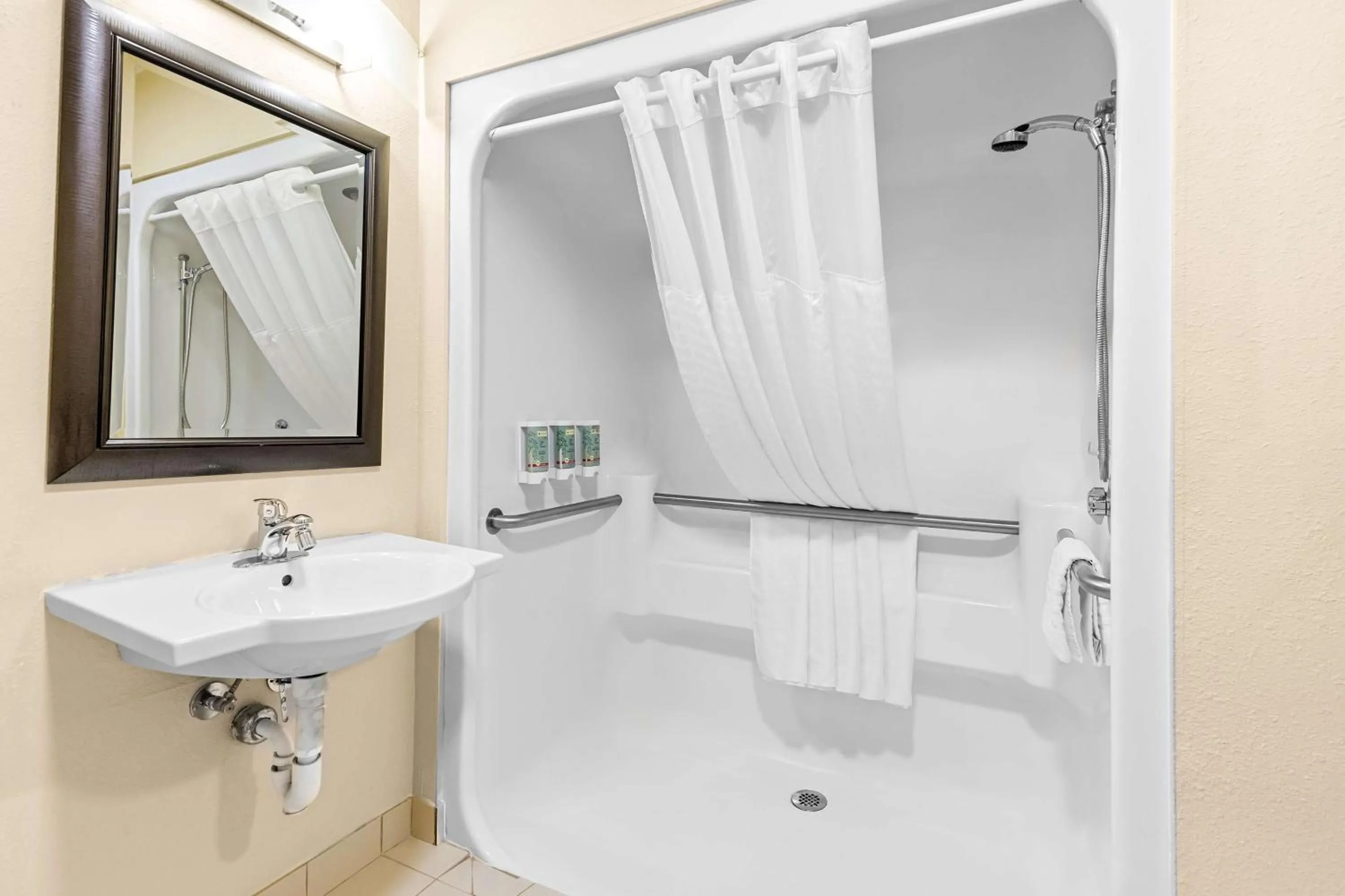 Bathroom in Best Western Jacksonville Inn