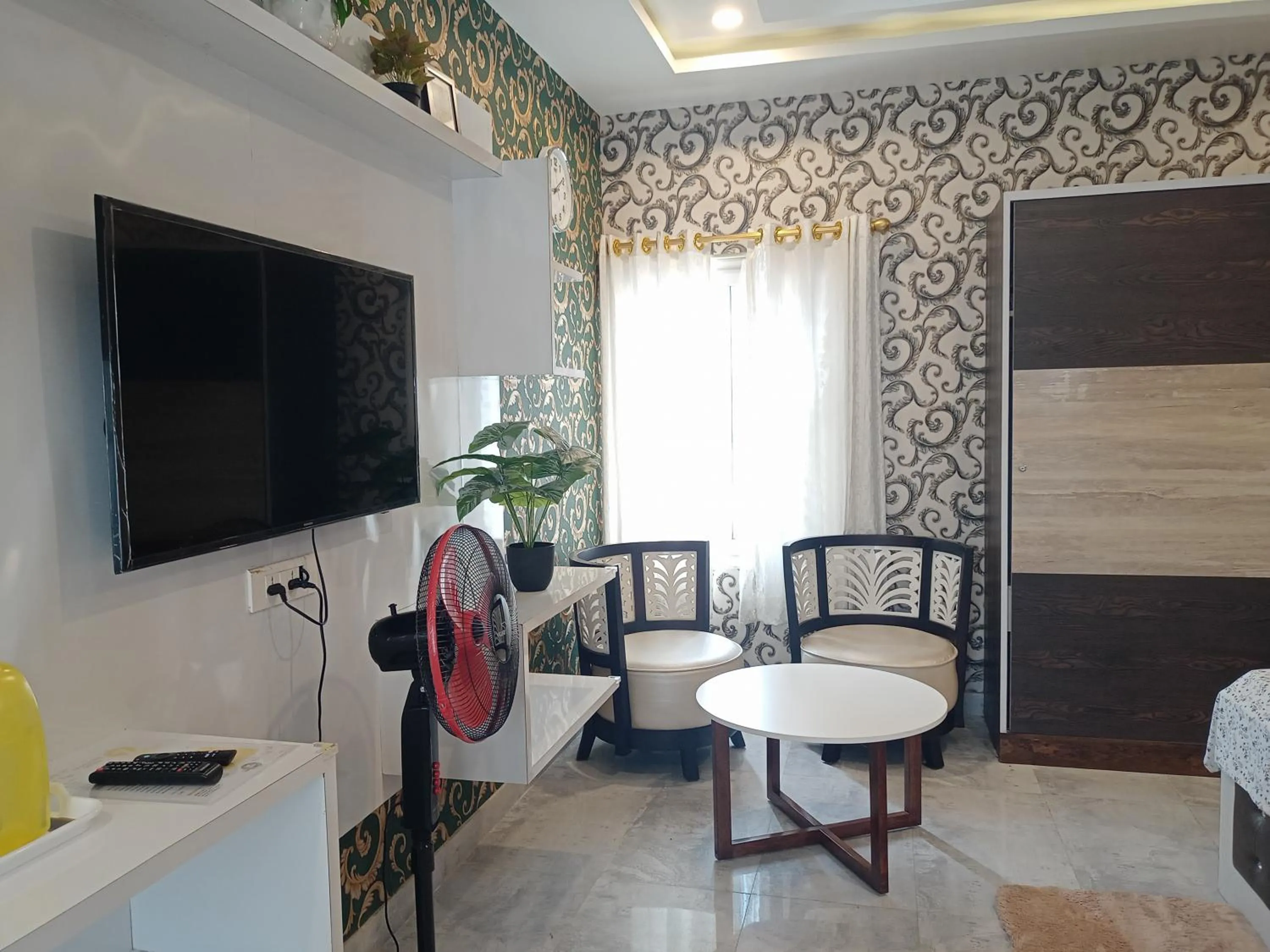 Communal lounge/ TV room in 7 Sisters Homestay