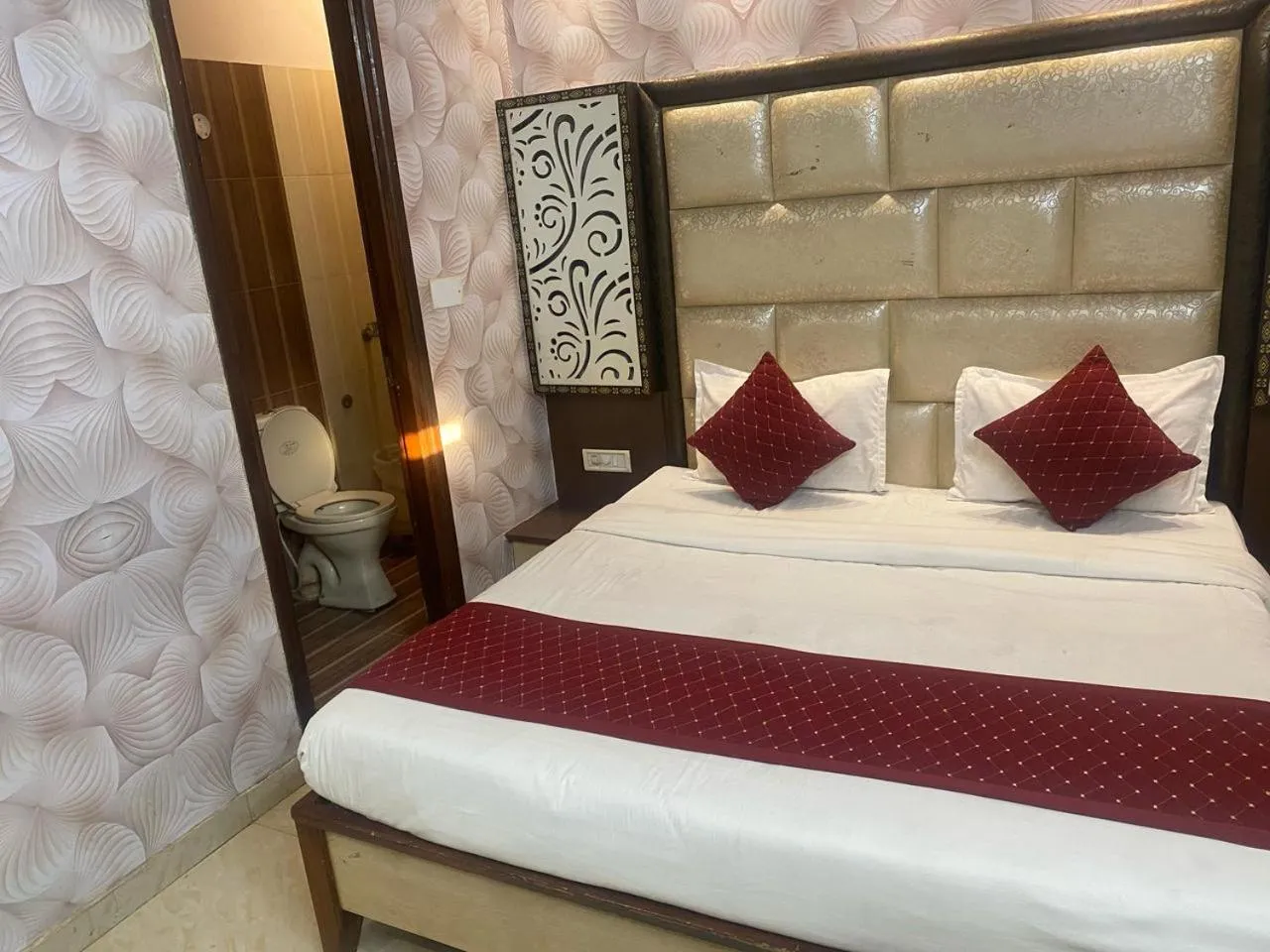 Photo of the whole room, Bed in HOTEL ROBIN