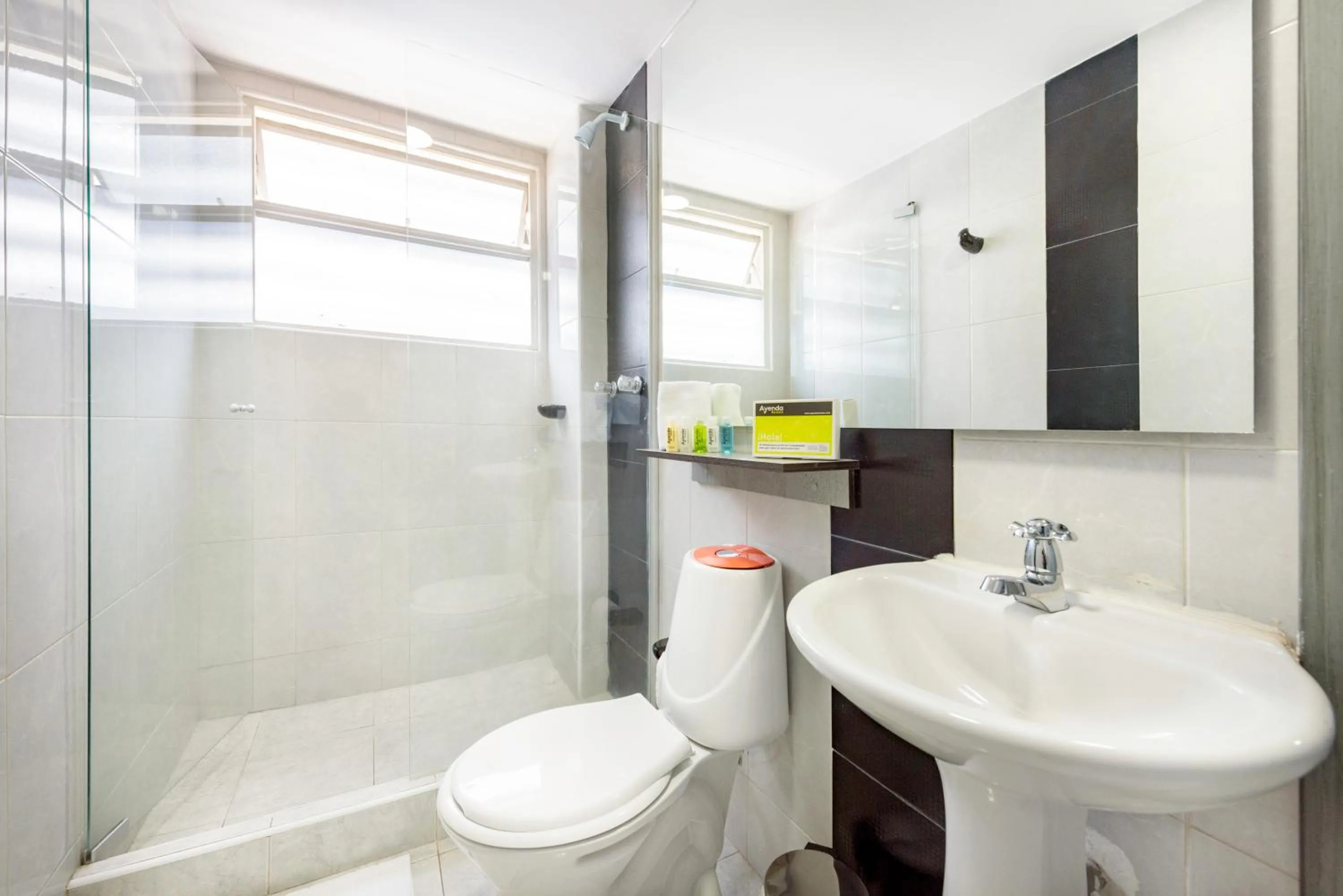 Shower in Ayenda 1024 Agora Inn Hotel