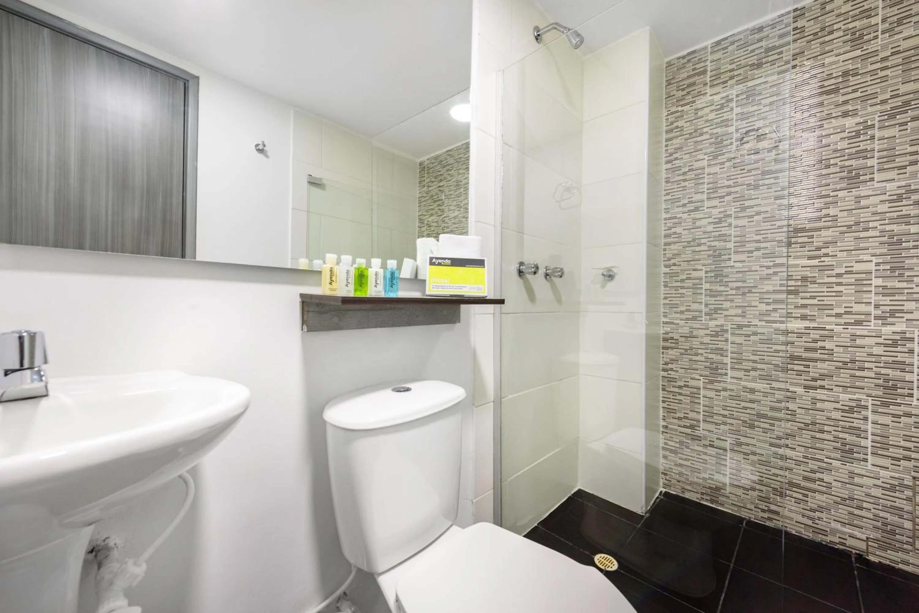 Shower in Ayenda 1024 Agora Inn Hotel