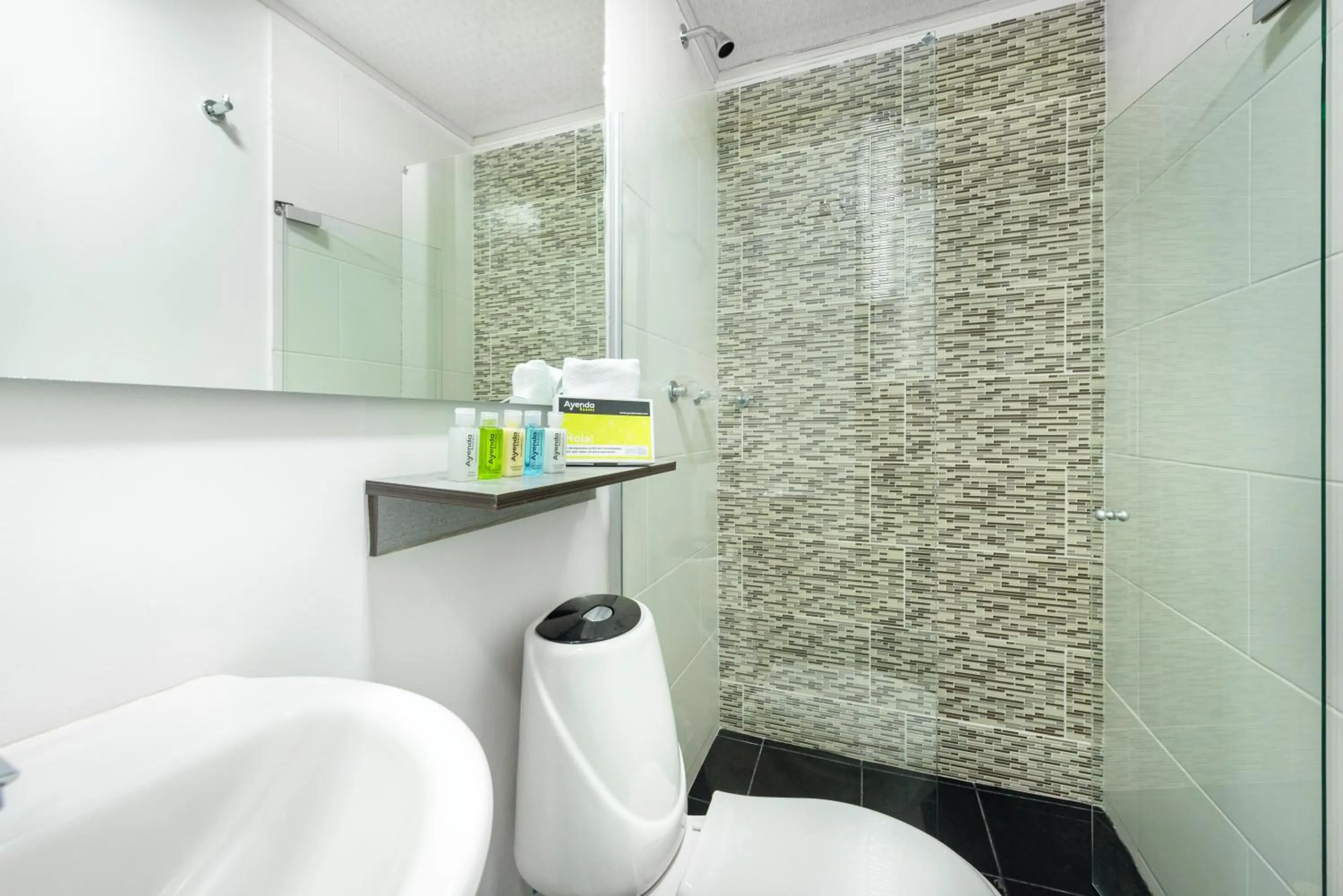 Shower in Ayenda 1024 Agora Inn Hotel