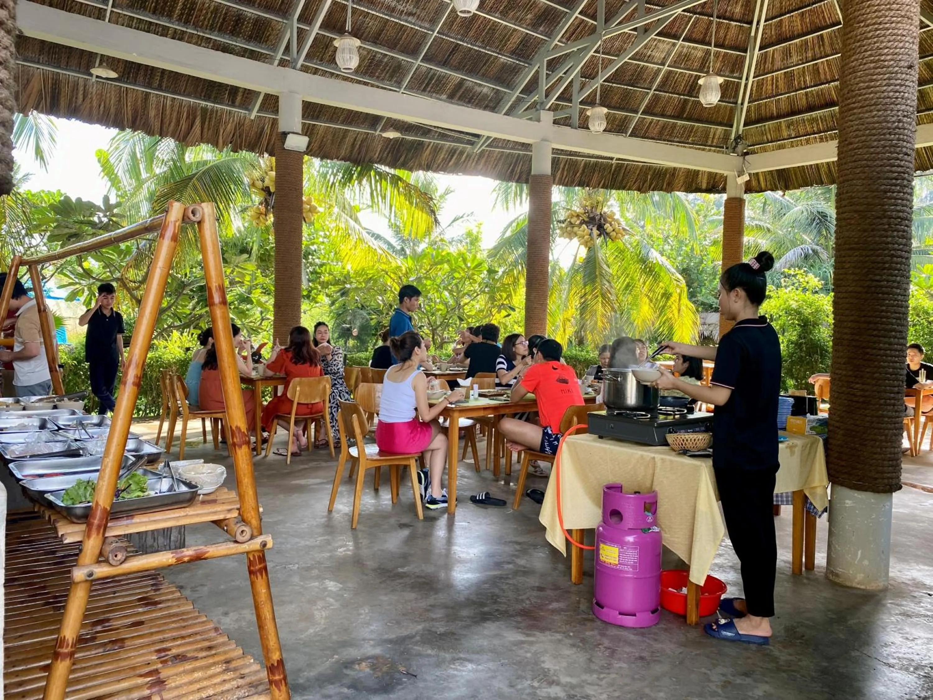 Restaurant/places to eat in Me bungalow beach resort