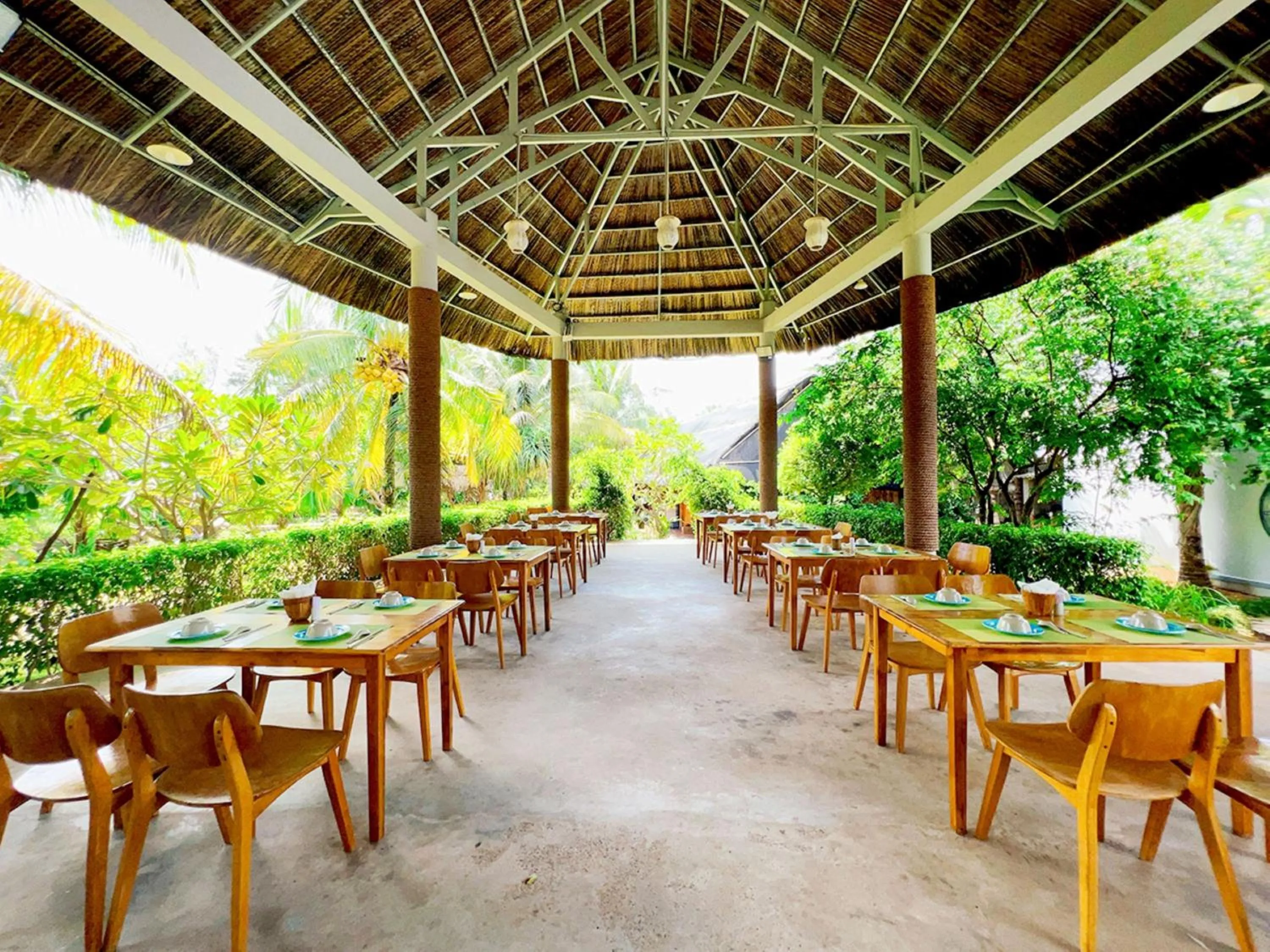 Restaurant/places to eat in Me bungalow beach resort