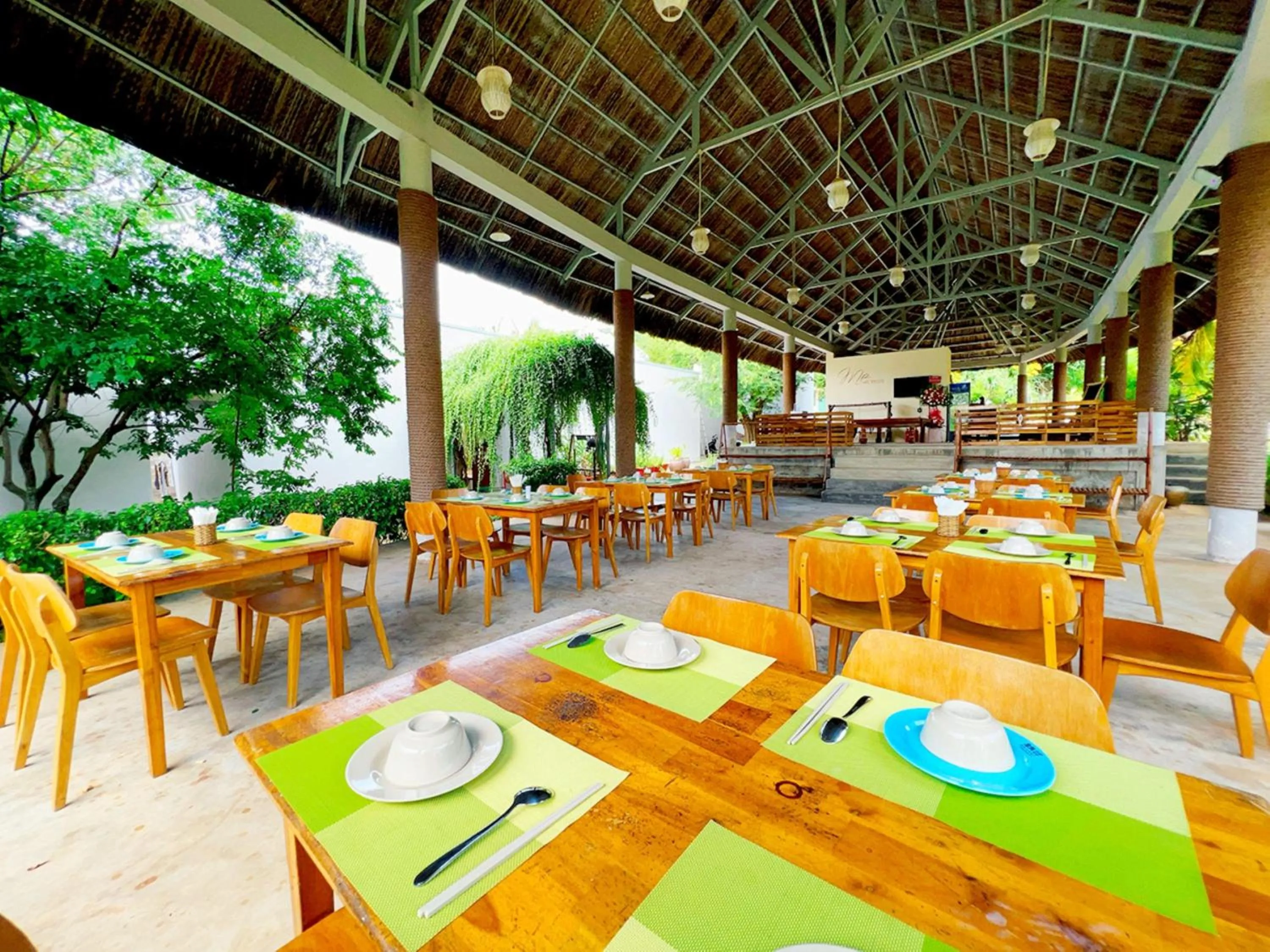 Restaurant/places to eat in Me bungalow beach resort