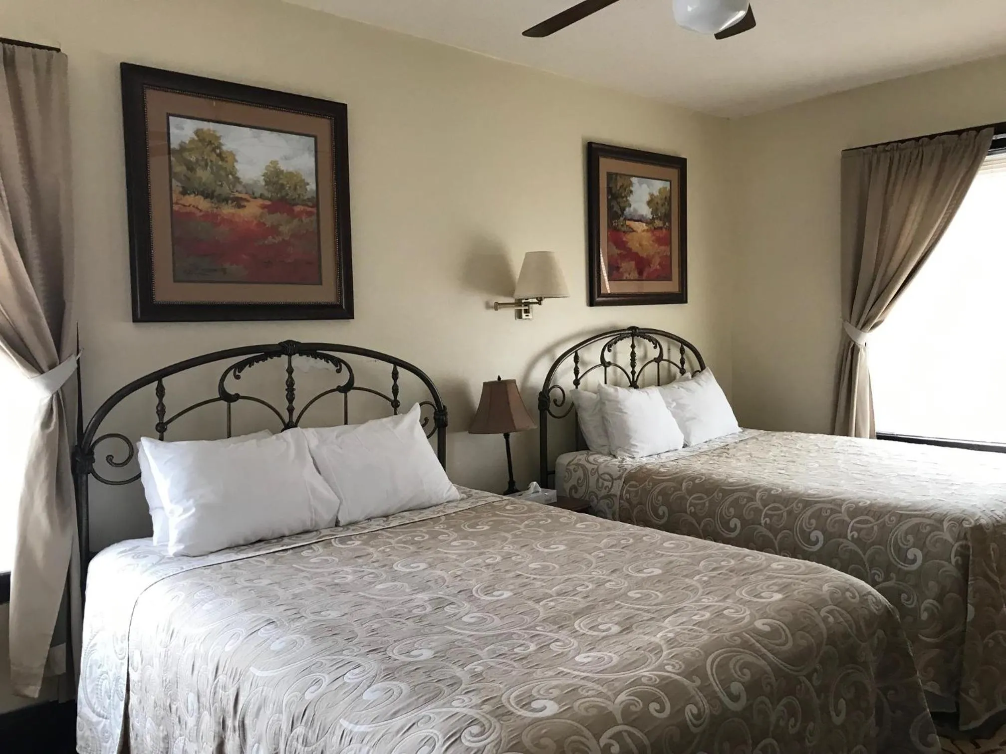 Bed in Riverside Hot Springs Inn & Spa - Adults Only