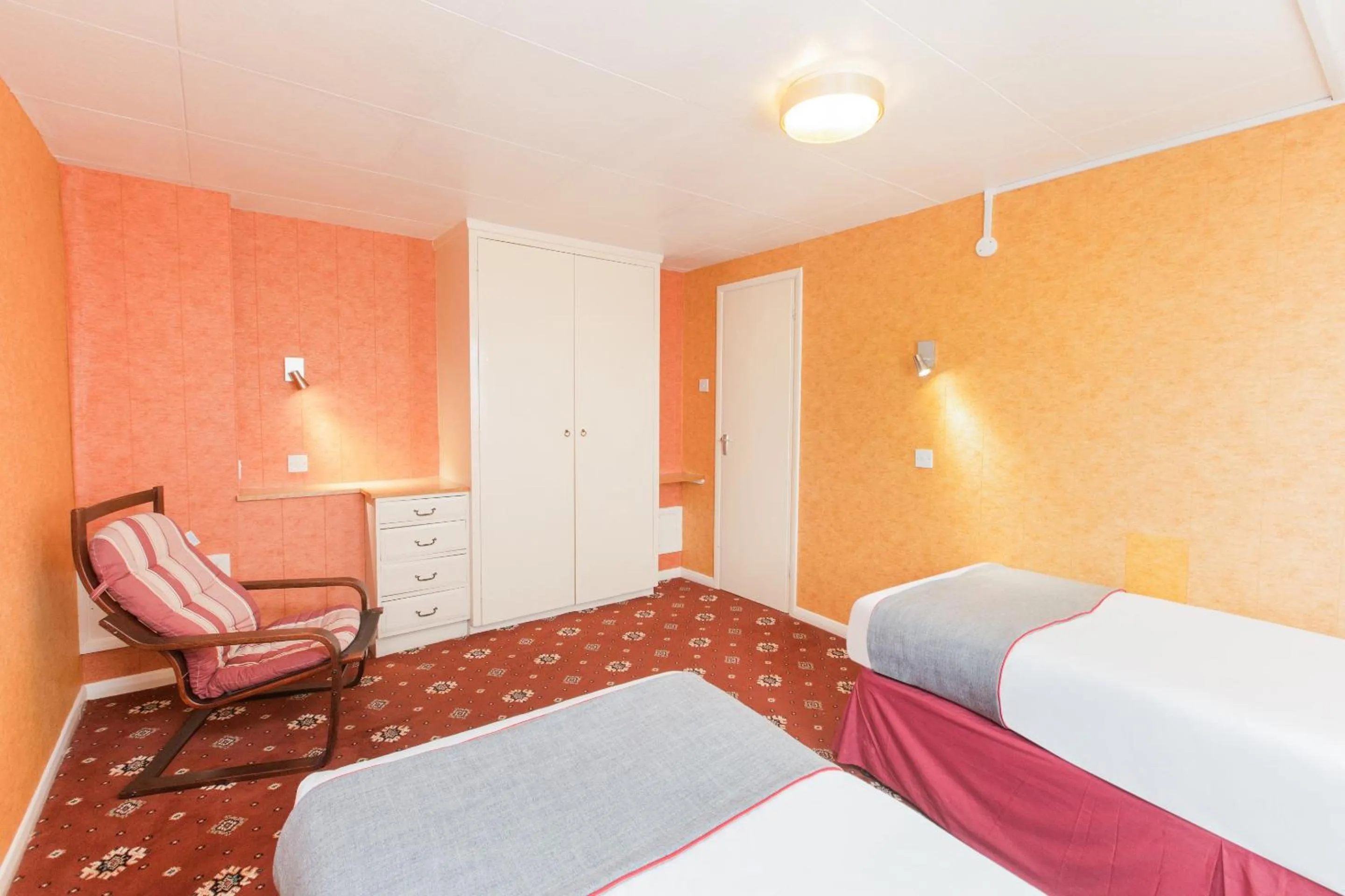 Bedroom, Bed in OYO Stade Court Hotel