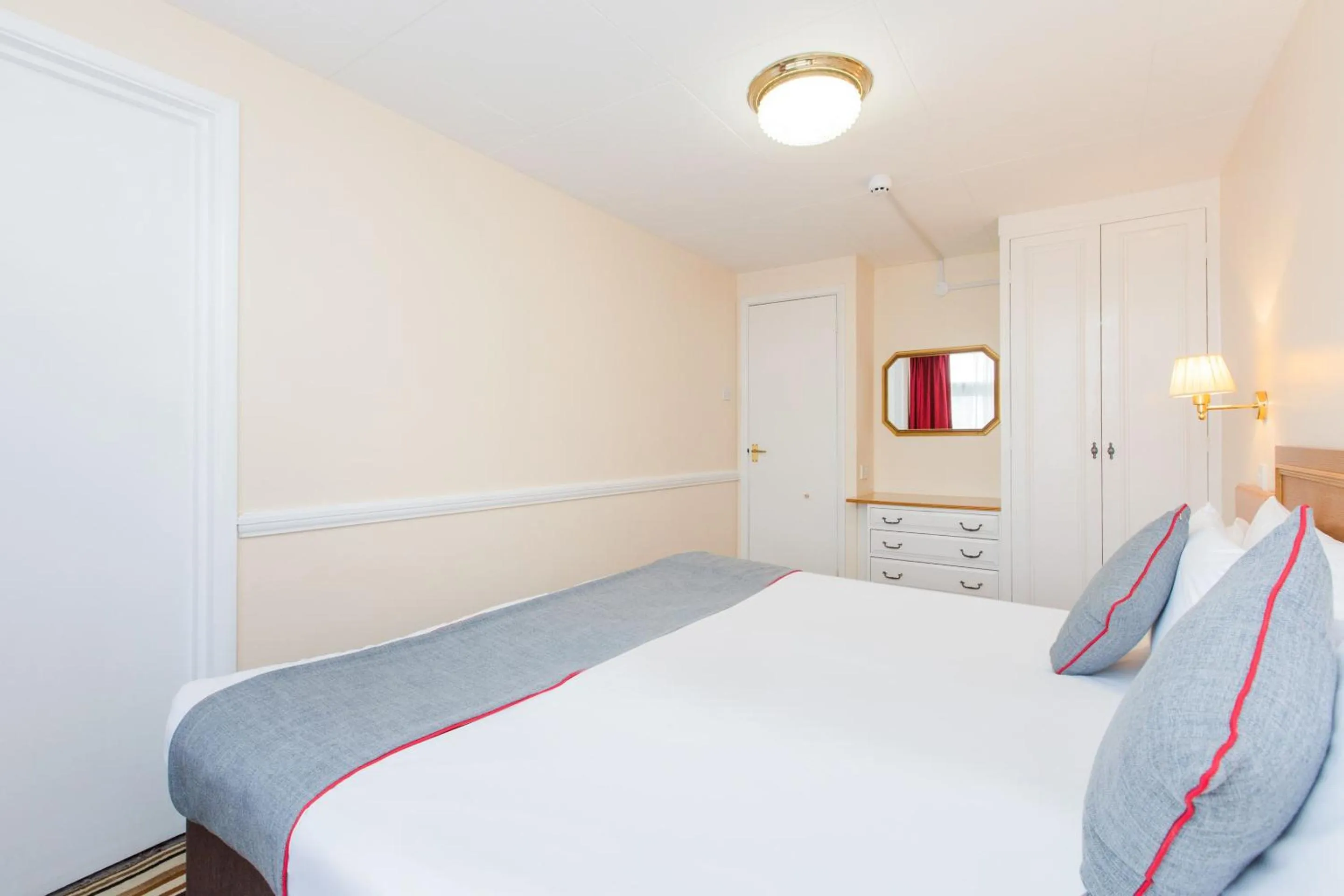 Bedroom, Bed in OYO Stade Court Hotel