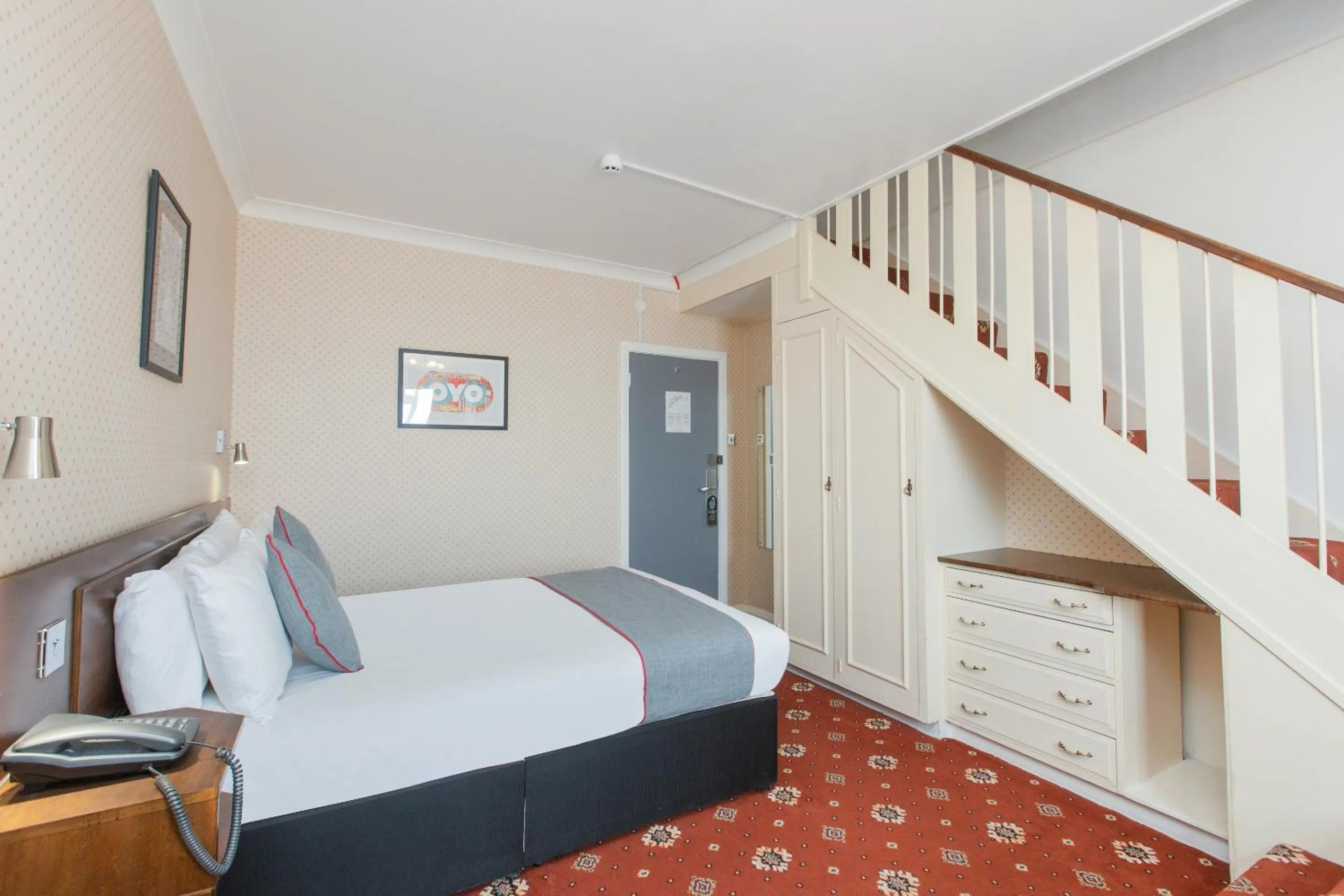 Bedroom, Bed in OYO Stade Court Hotel