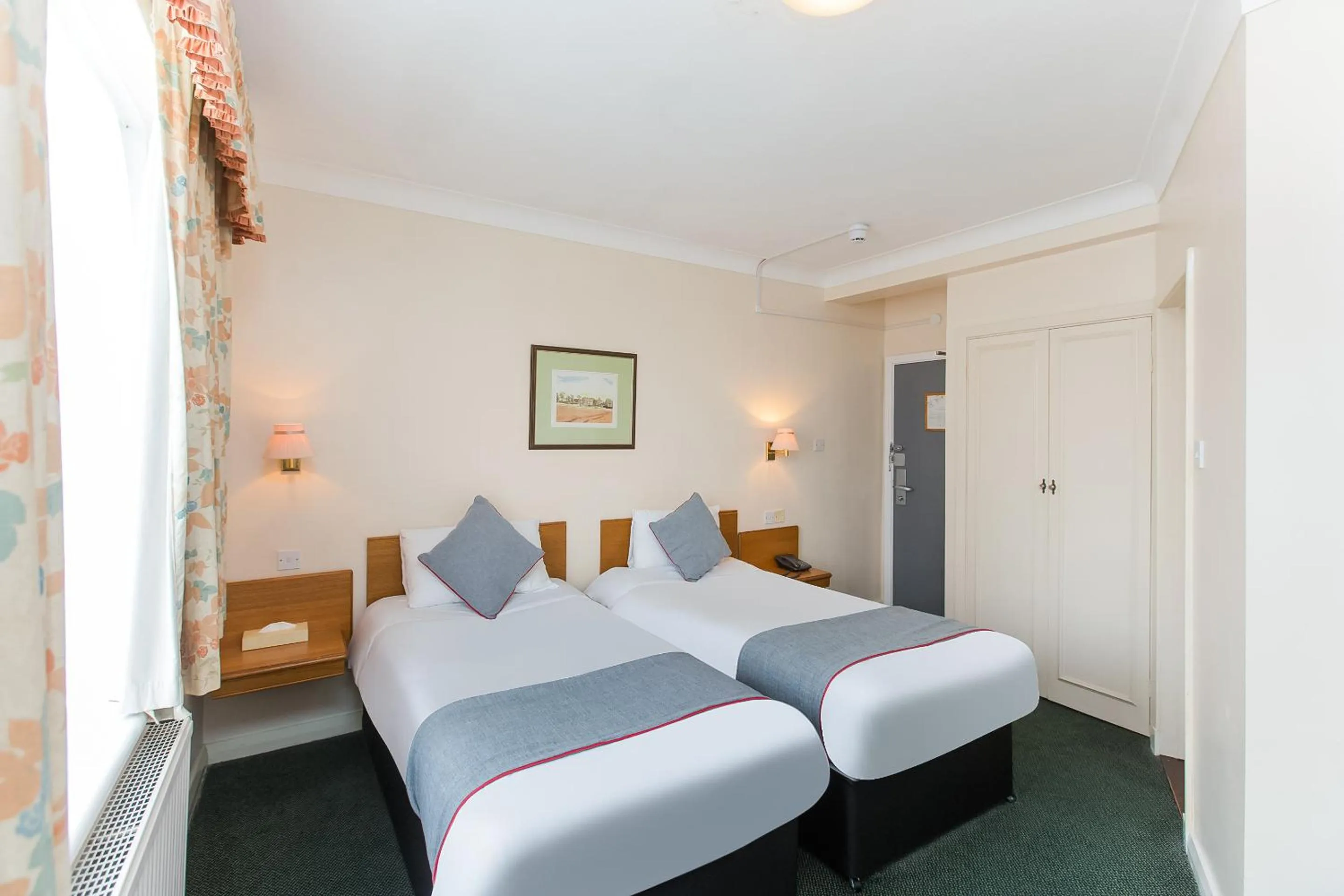 Bed in OYO Stade Court Hotel