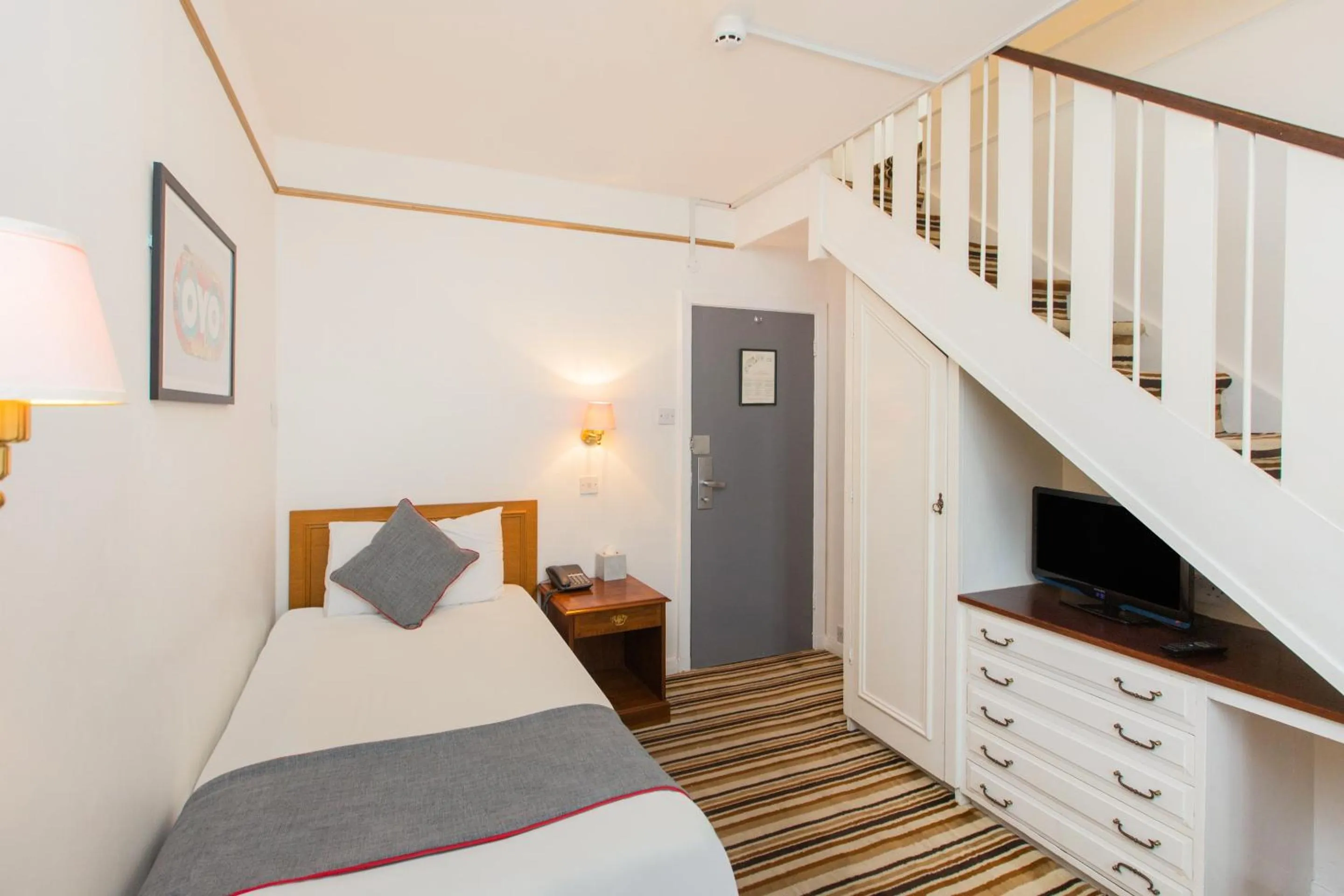 Bedroom, Bed in OYO Stade Court Hotel