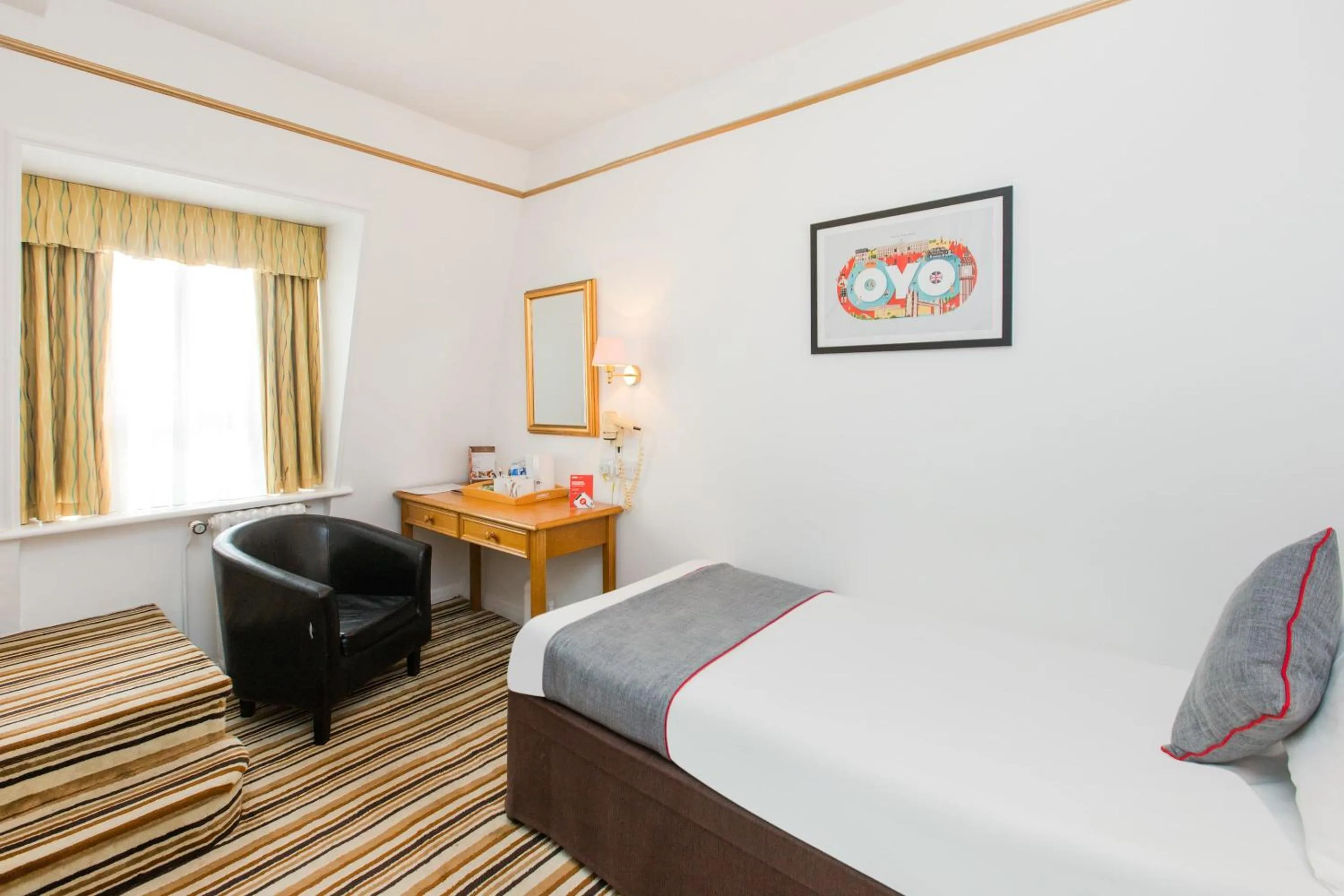 Bedroom, Bed in OYO Stade Court Hotel