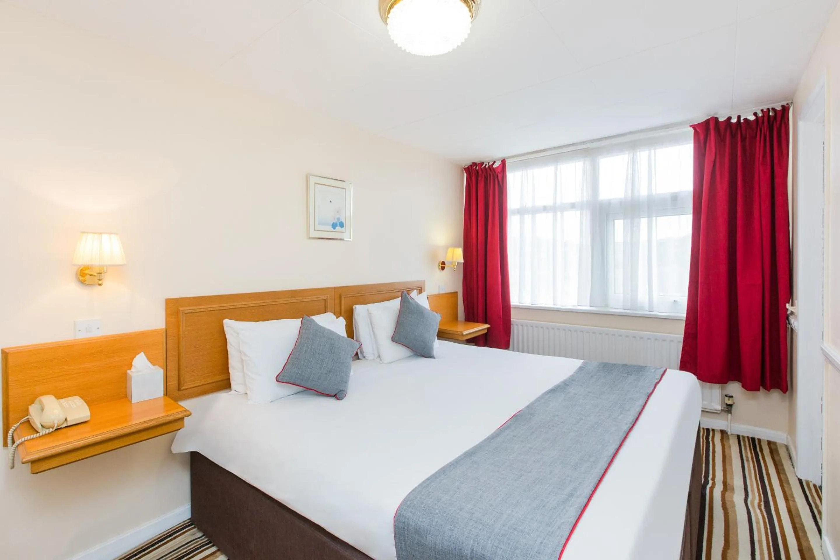 Bedroom, Bed in OYO Stade Court Hotel