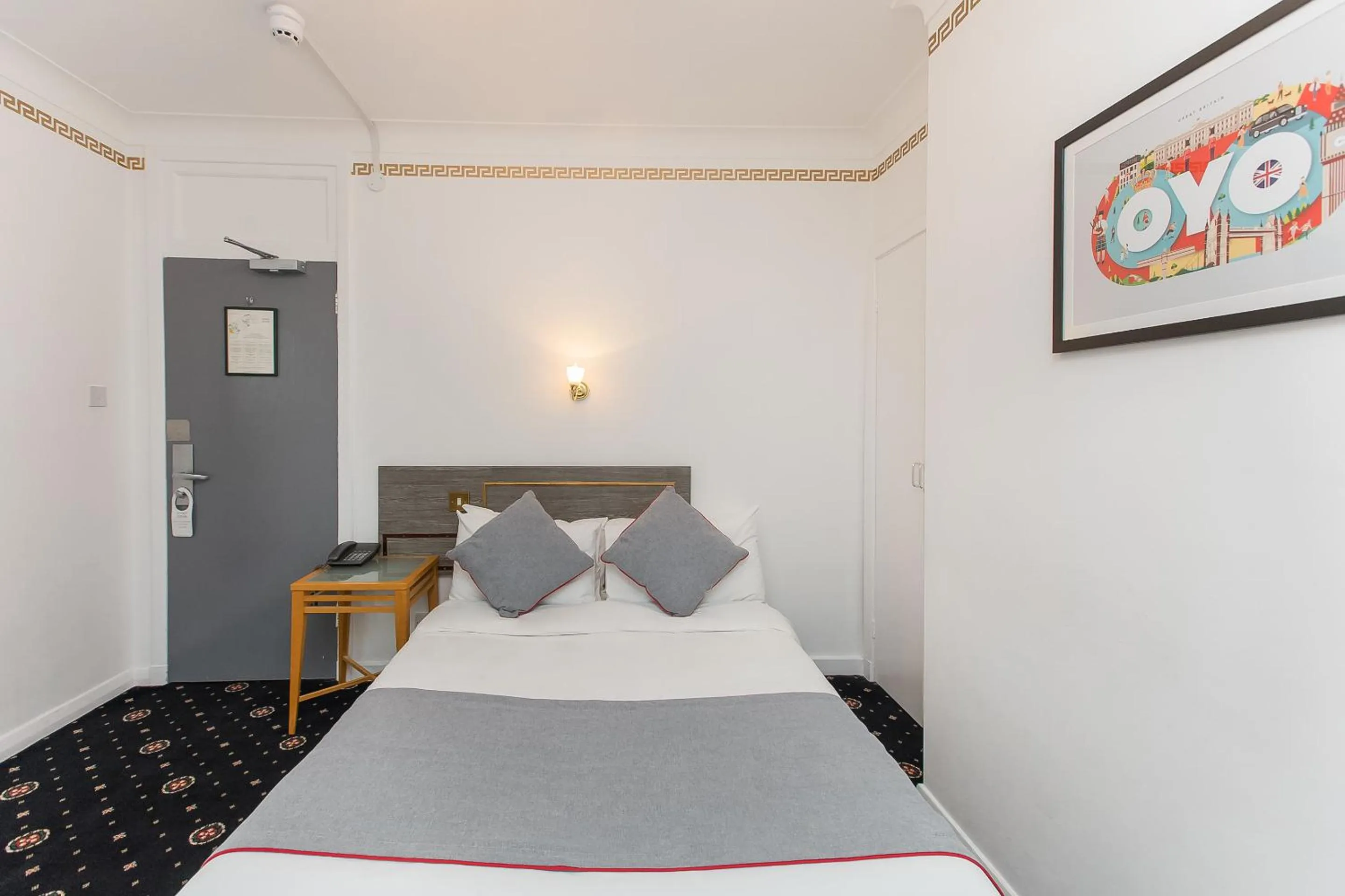 Bed in OYO Stade Court Hotel