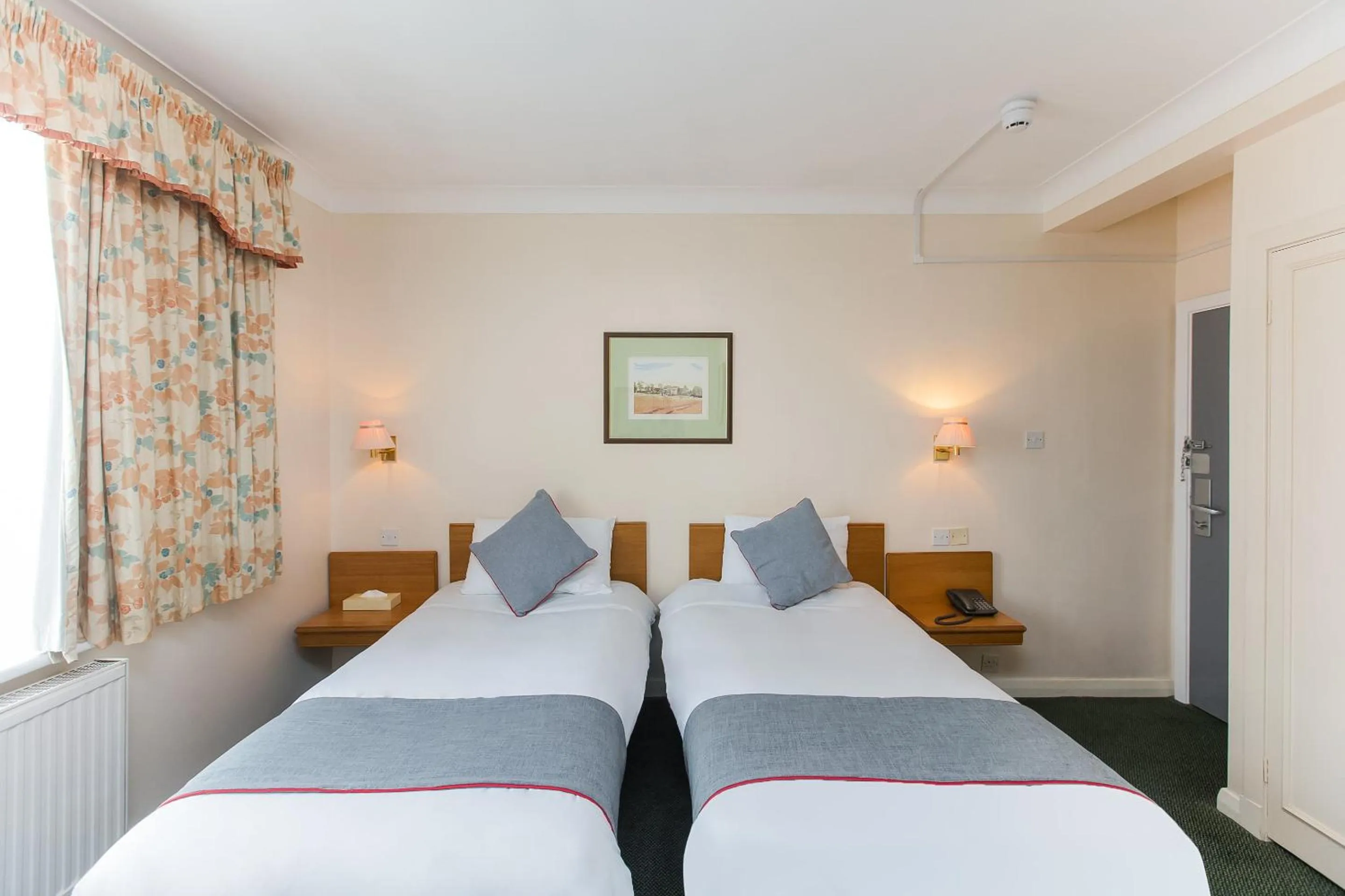 Bedroom, Bed in OYO Stade Court Hotel