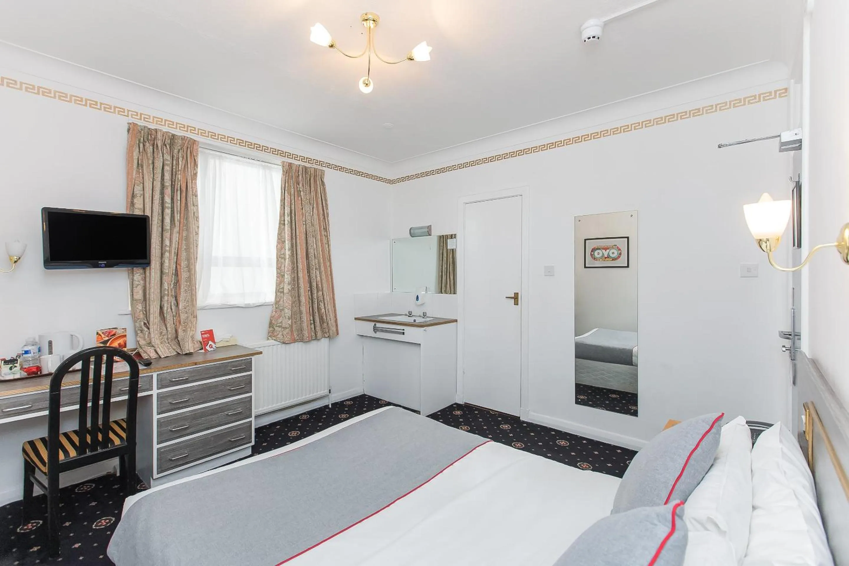 Bedroom, Bed in OYO Stade Court Hotel