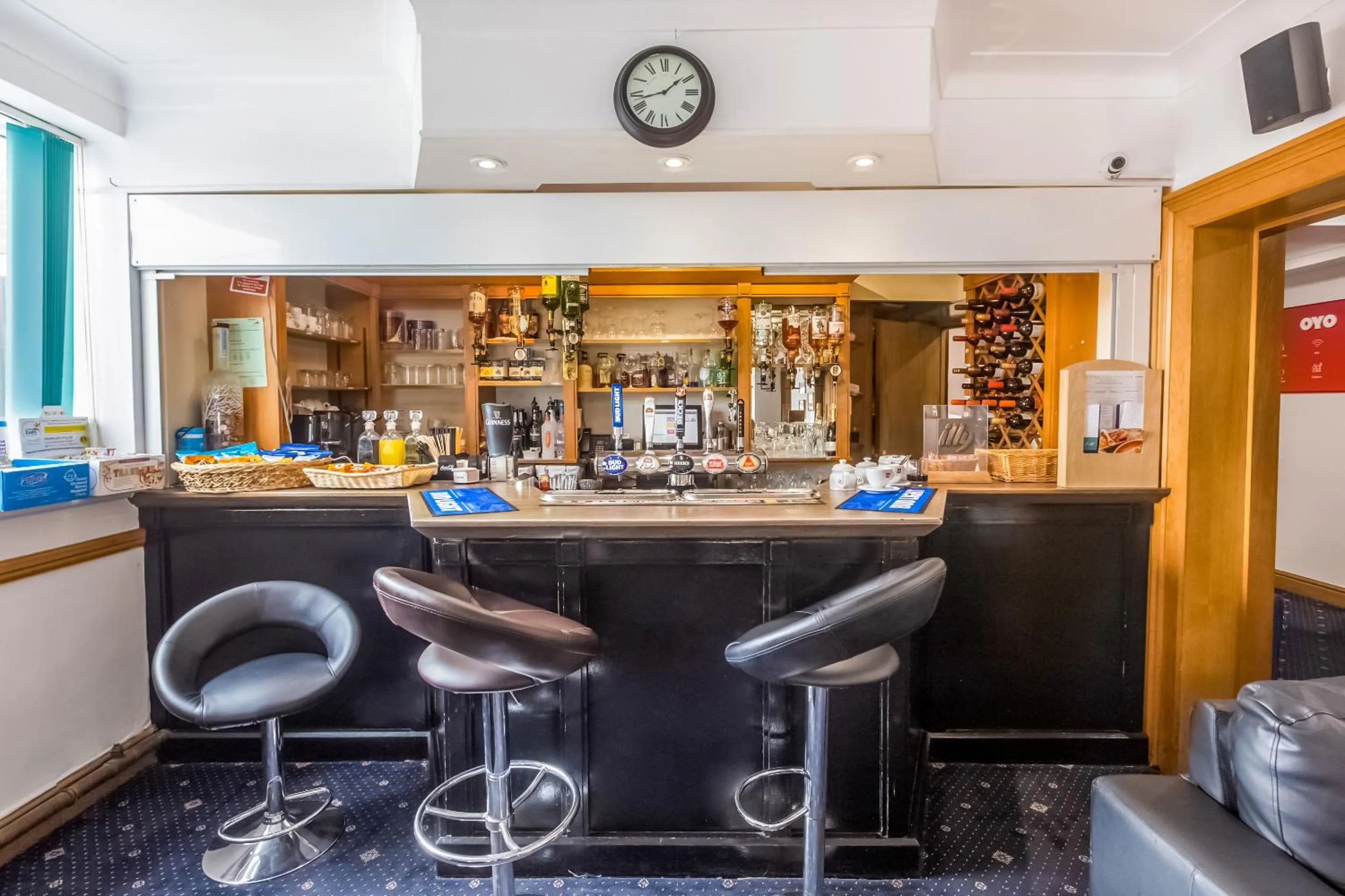 Restaurant/places to eat in OYO Stade Court Hotel