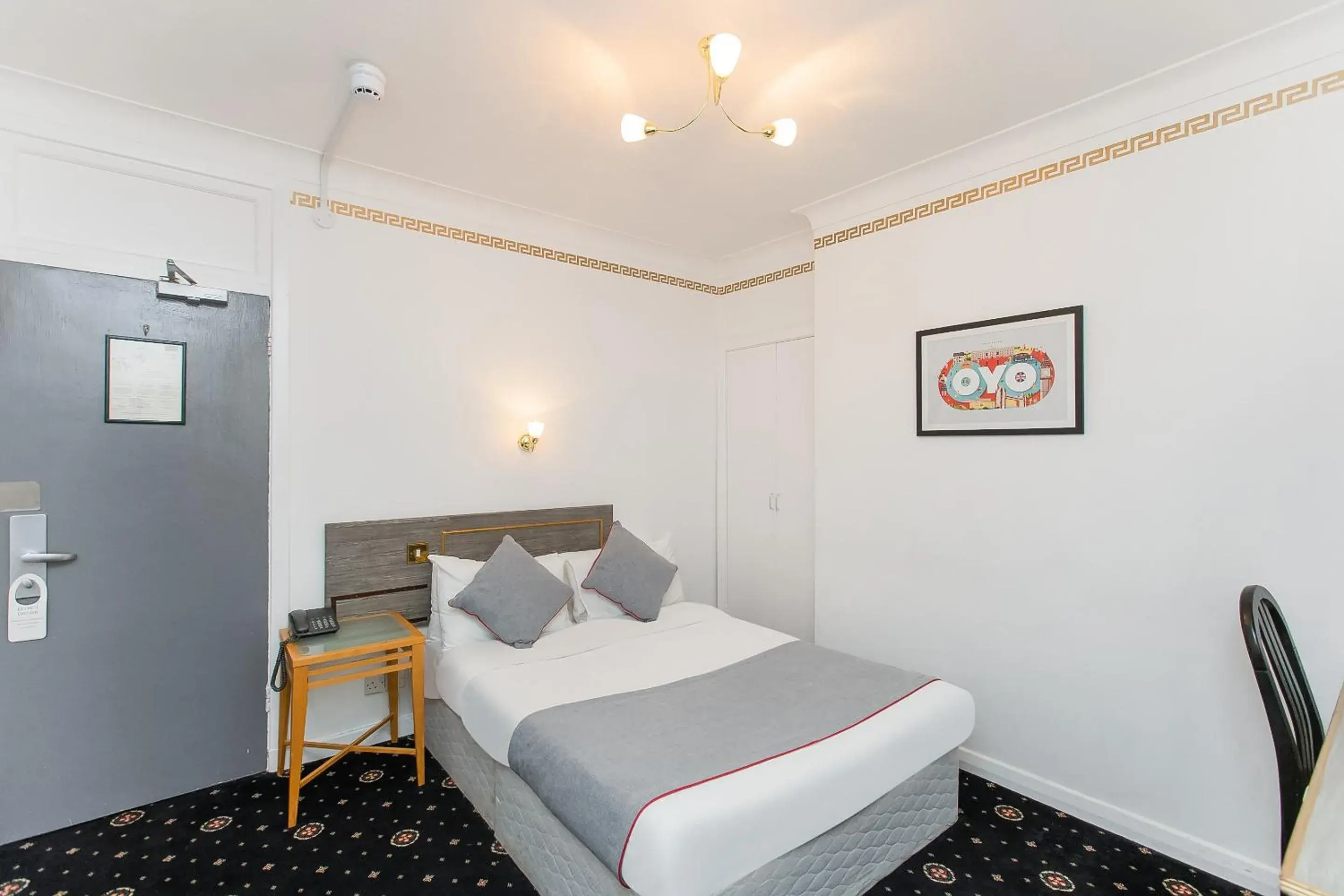 Small Double Room in OYO Stade Court Hotel Small Double Room in OYO Stade Court Hotel