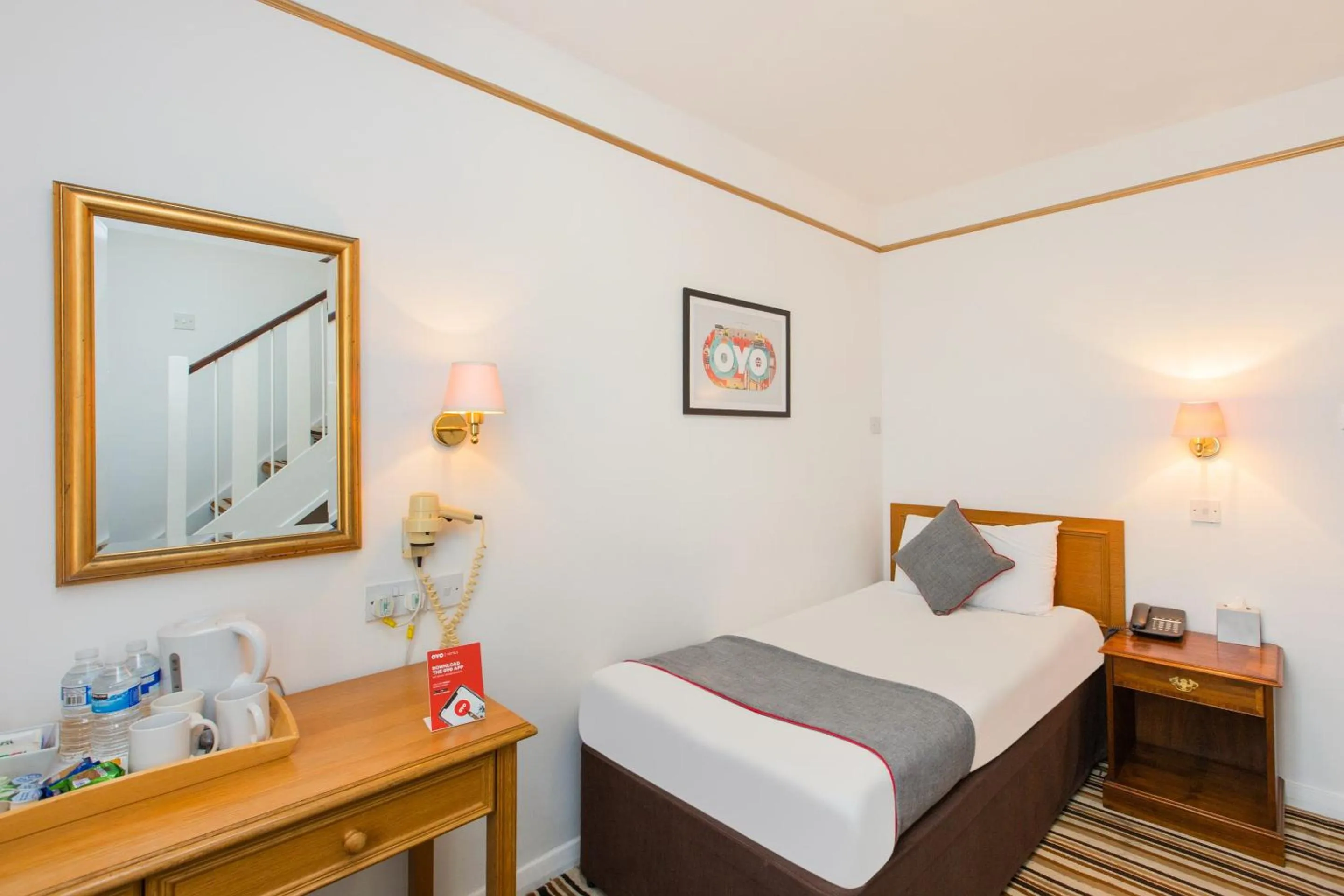 Bedroom, Bed in OYO Stade Court Hotel