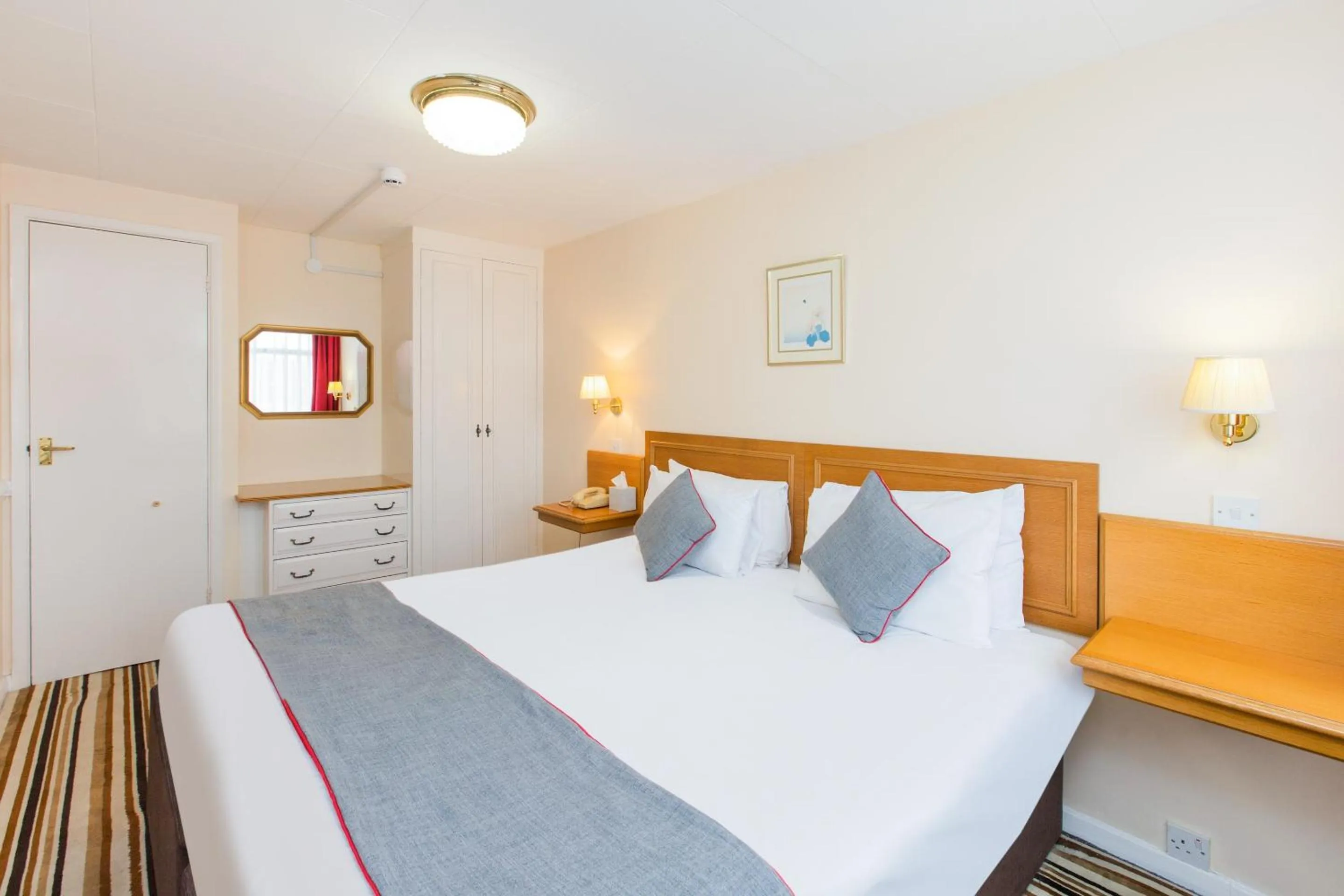 Bedroom, Bed in OYO Stade Court Hotel