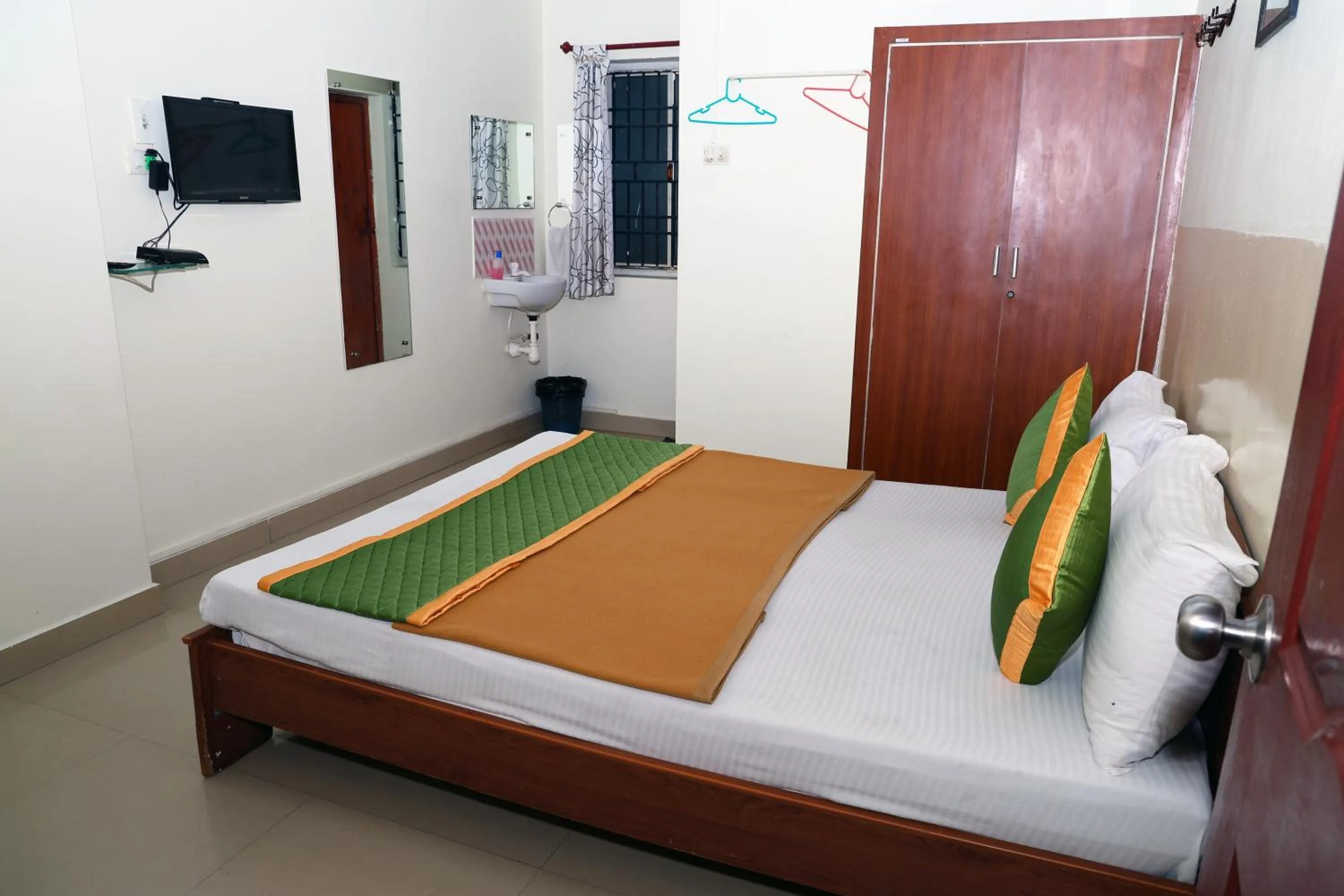 Bedroom, Bed in Royal Green Accommodation Chennai Airport