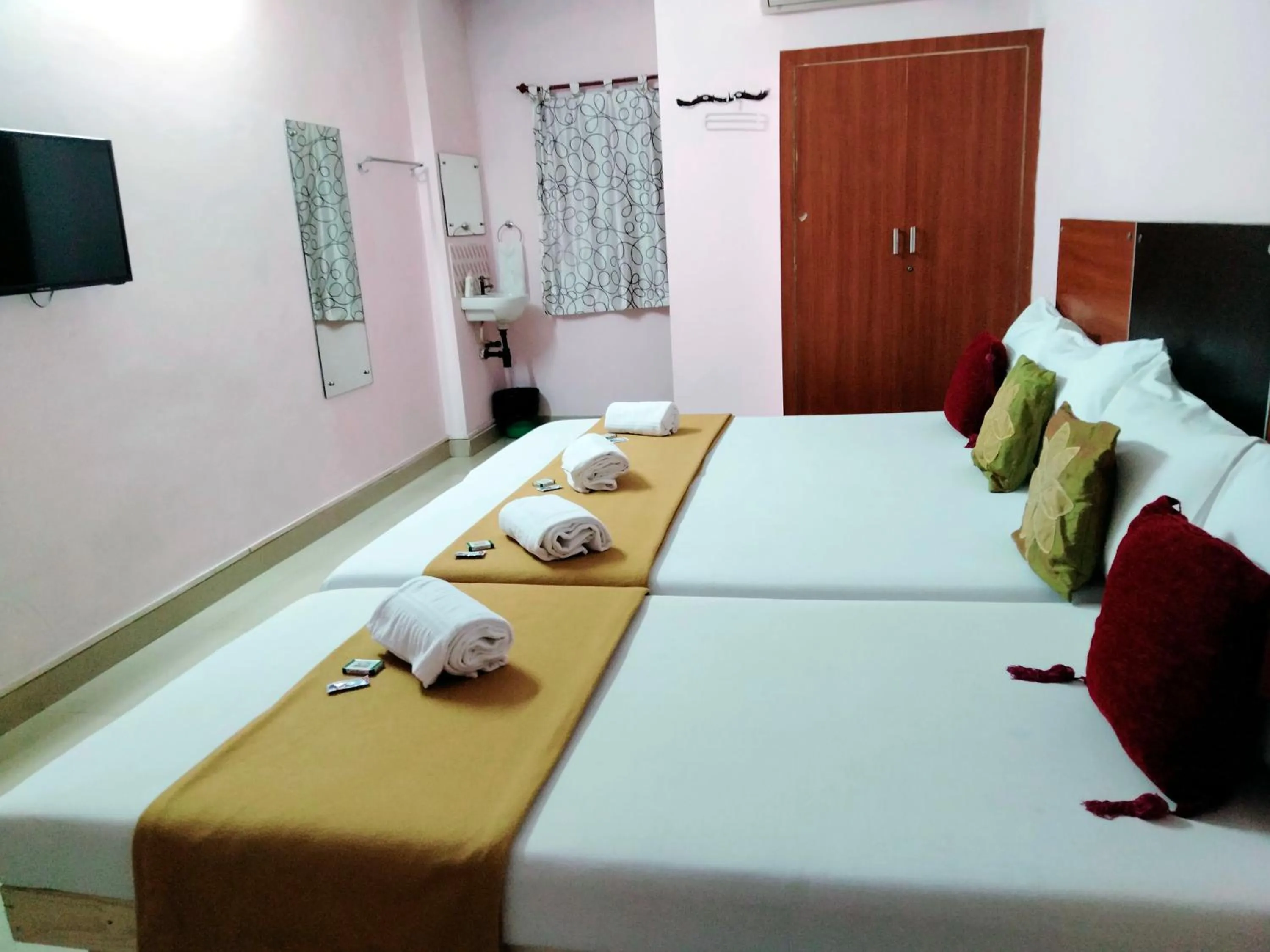 Bedroom, Bed in Royal Green Accommodation Chennai Airport