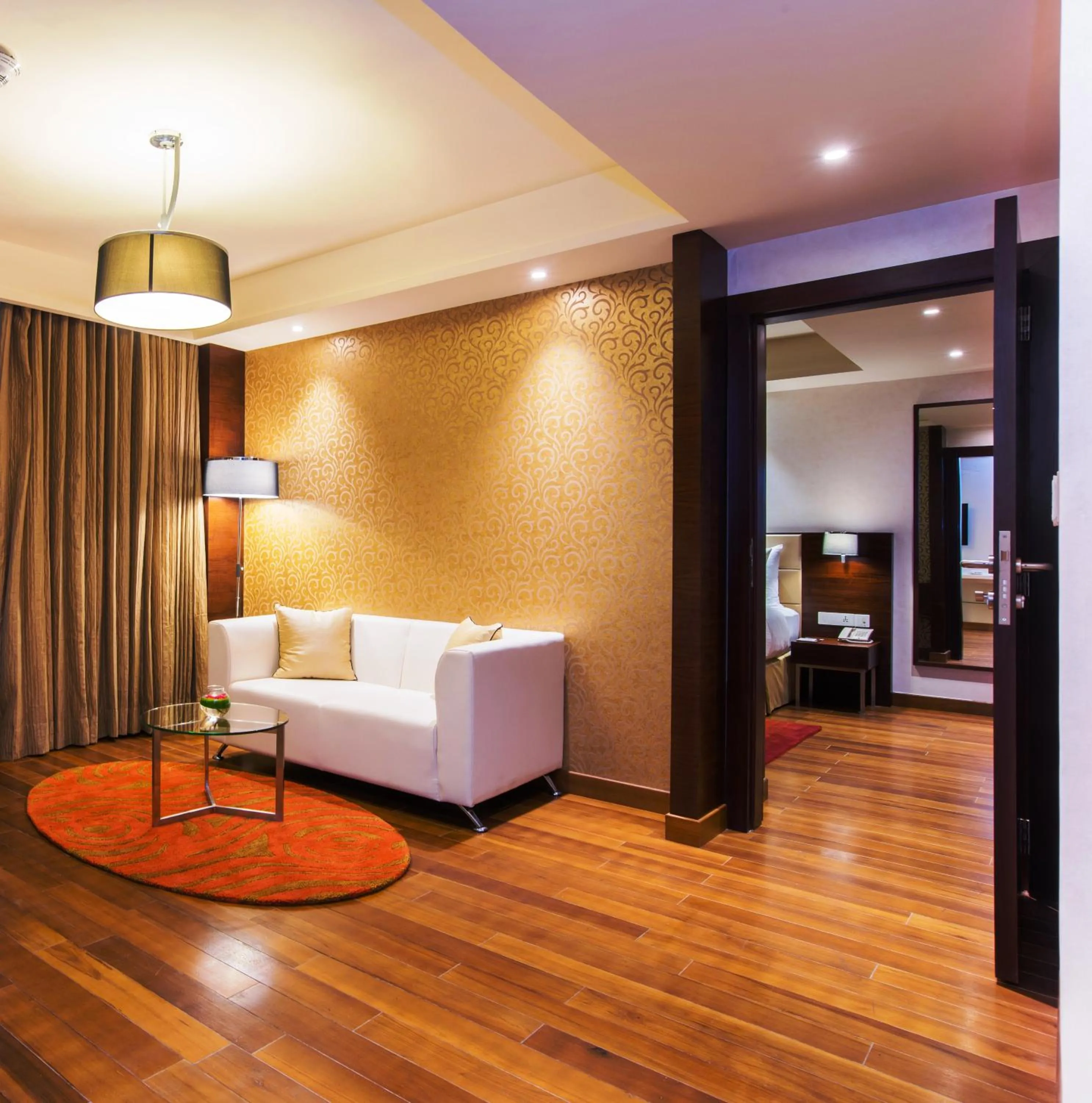 Living room, Bed in Howard Johnson By Wyndham, Hebbal, Bengaluru
