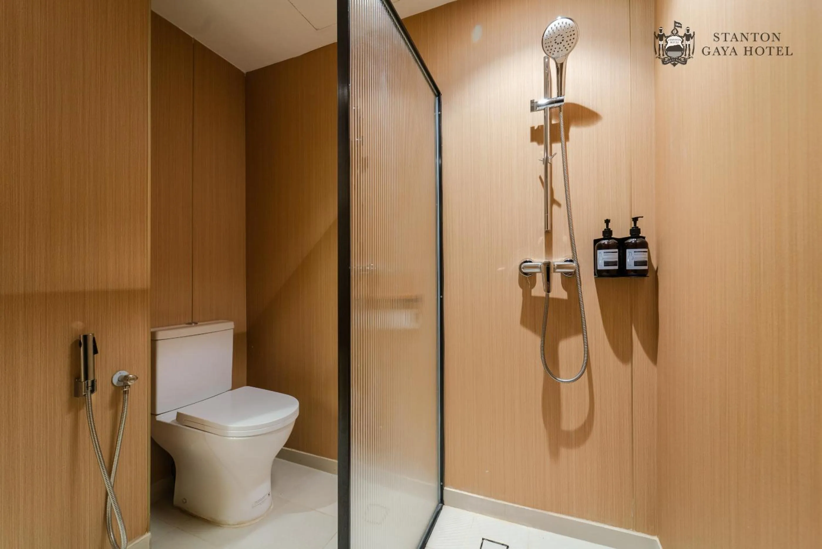 Shower in Stanton Gaya Hotel