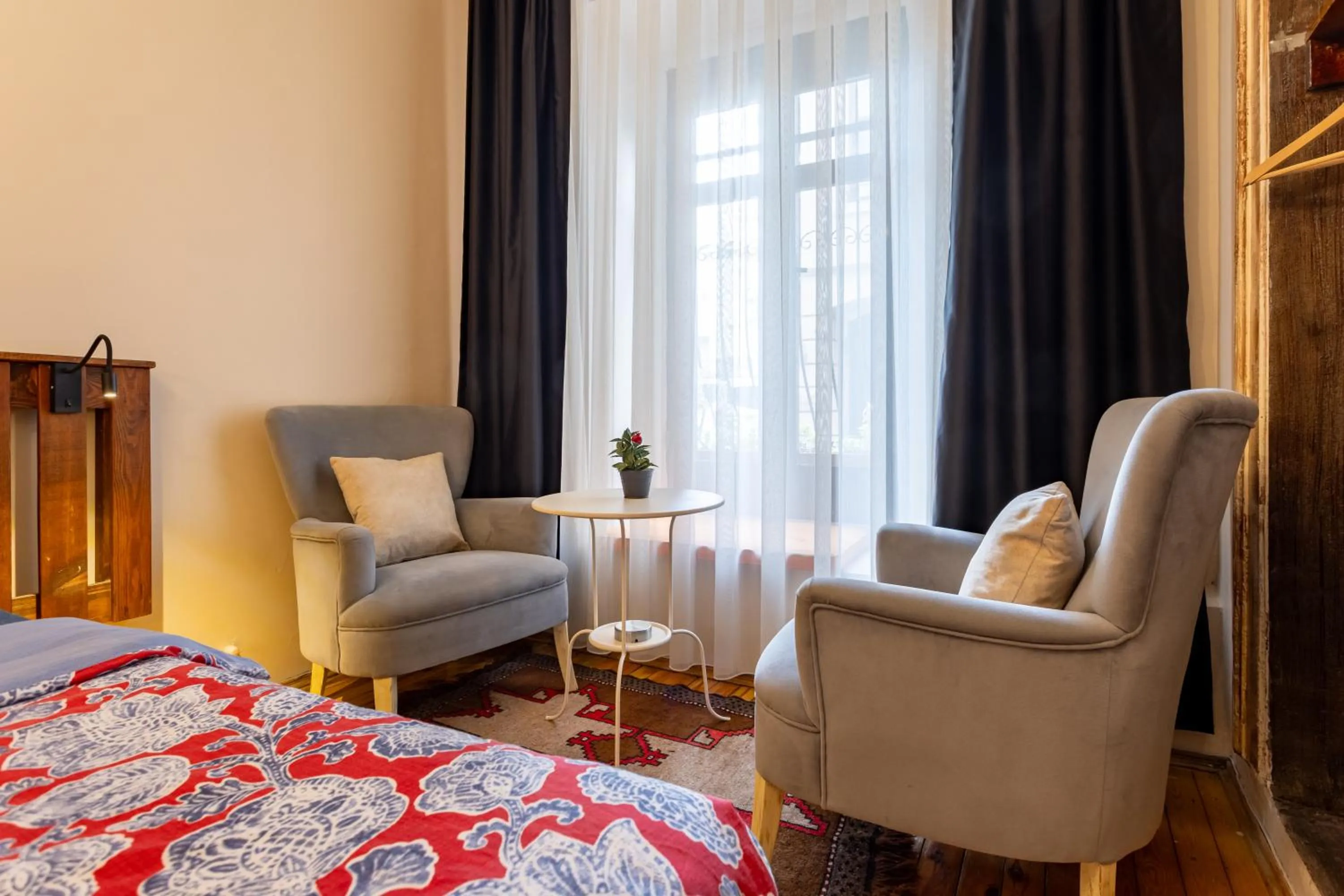 Seating area, Bed in Ali Pasha Apartment