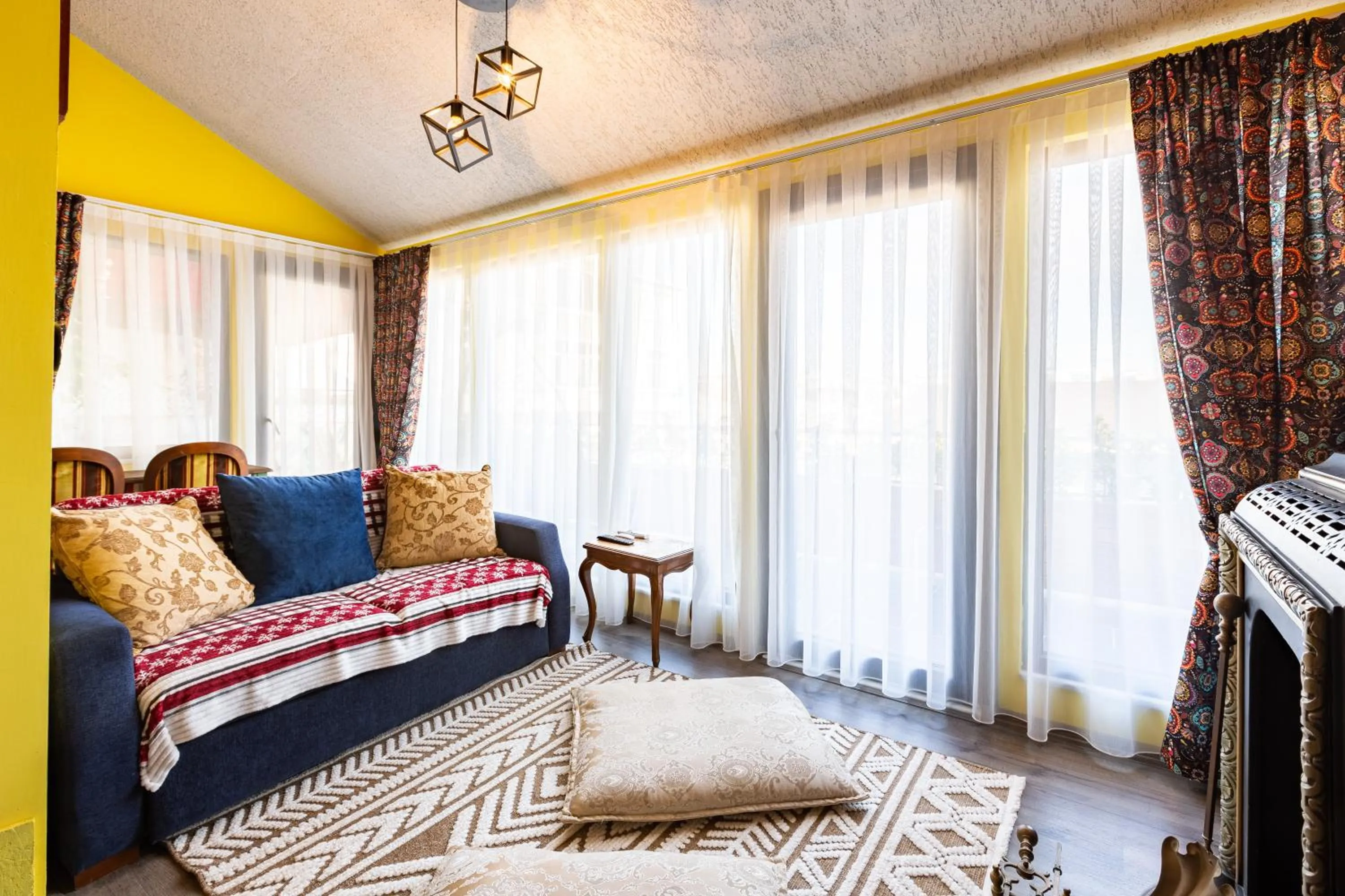 Seating area, Bed in Ali Pasha Apartment