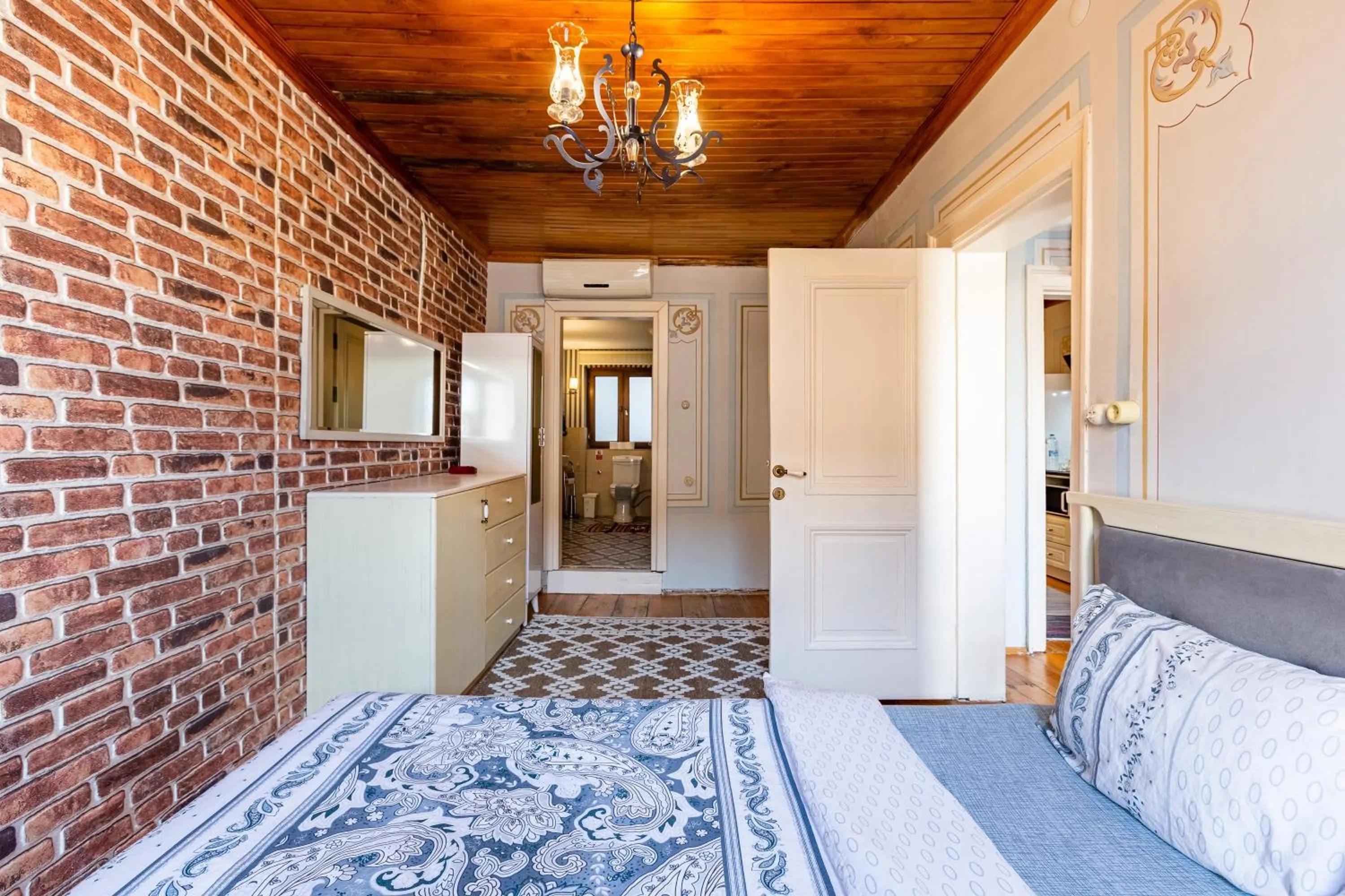 Bedroom, Bed in Ali Pasha Apartment