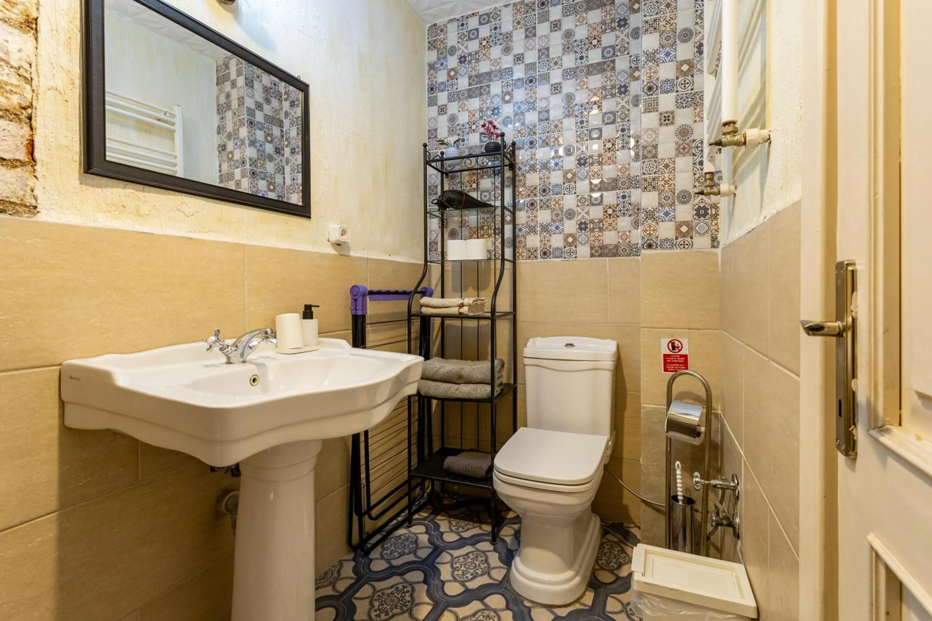 Toilet in Ali Pasha Apartment