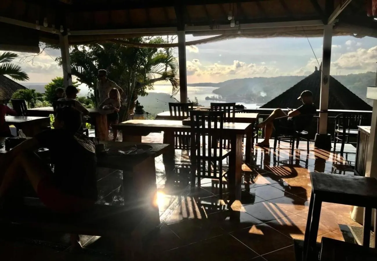 Restaurant/places to eat in Sunrise Ocean Hut's Lembongan