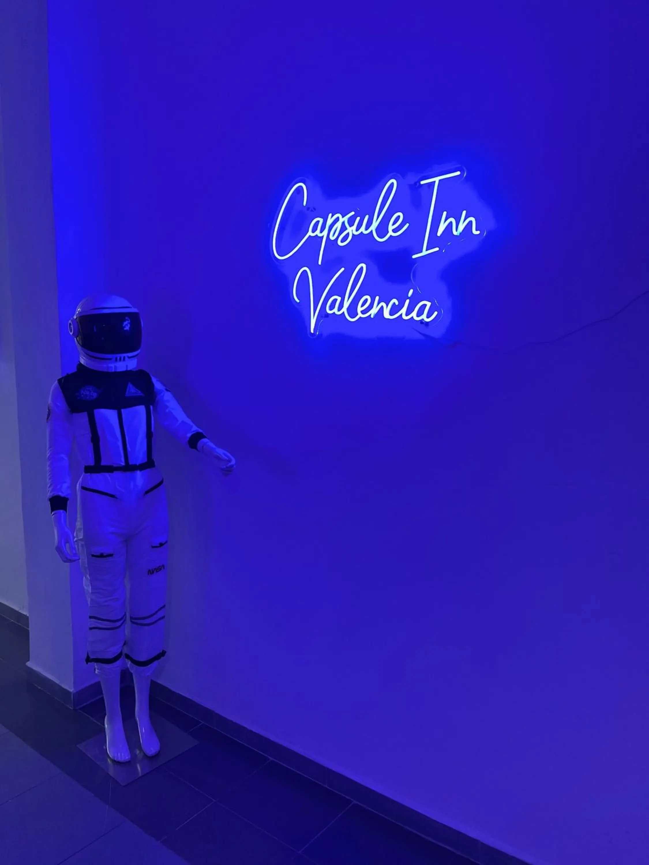 Property building in CAPSULE INN VALENCIA Hostel