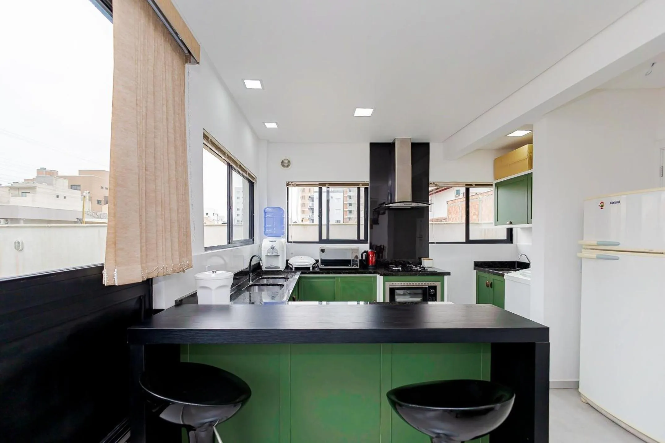 Kitchen or kitchenette in 150m da praia em um fantástico edifício em Balneário Piçarras