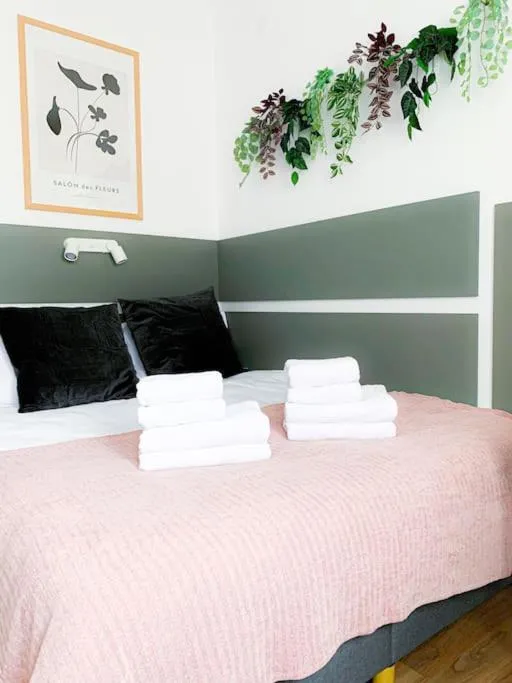 Bed in Chic Urbana: 140sqm 5-Bedroom Downtown Gem