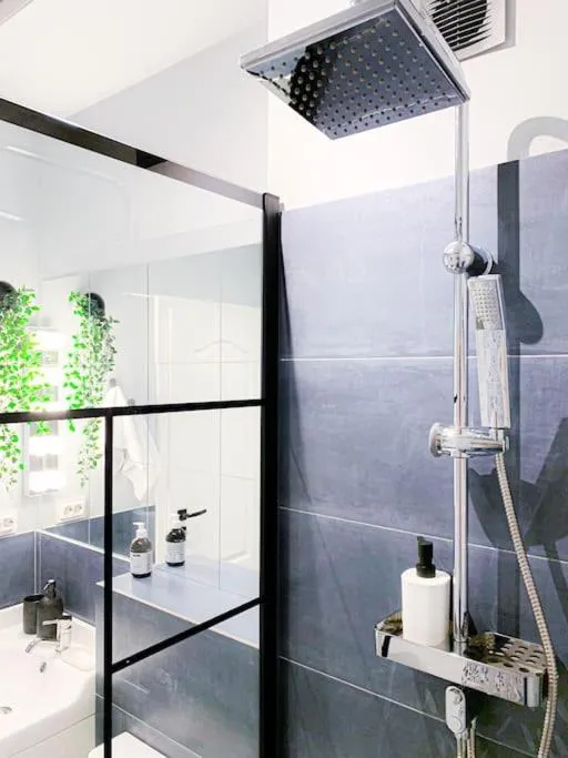 Chic Urbana: 140sqm 5-Bedroom Downtown Gem