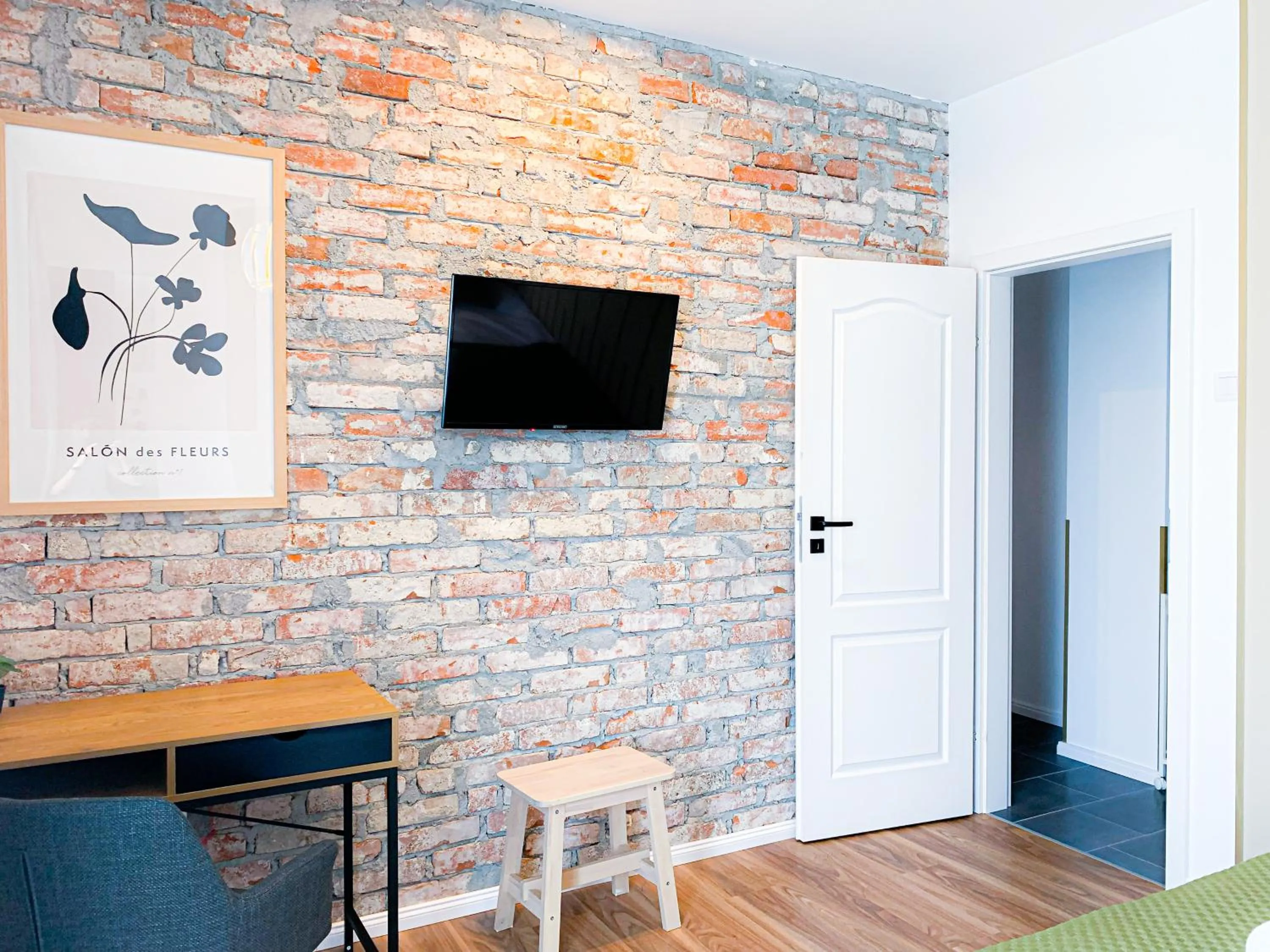 Chic Urbana: 140sqm 5-Bedroom Downtown Gem