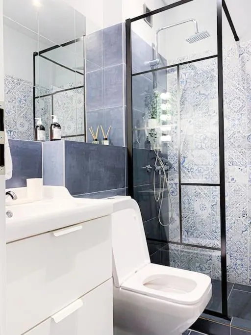 Chic Urbana: 140sqm 5-Bedroom Downtown Gem