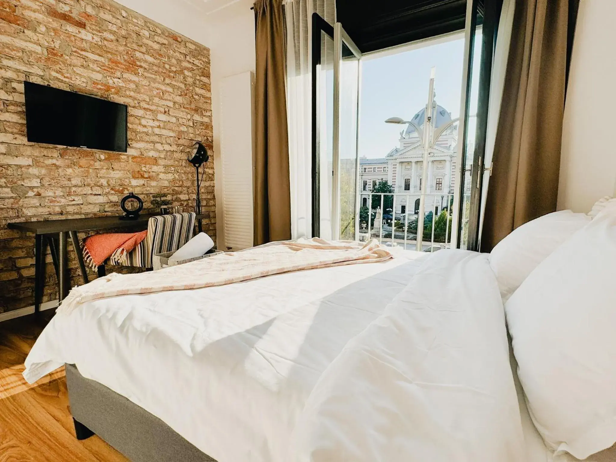 Chic Urbana: 140sqm 5-Bedroom Downtown Gem Chic Urbana: 140sqm 5-Bedroom Downtown Gem