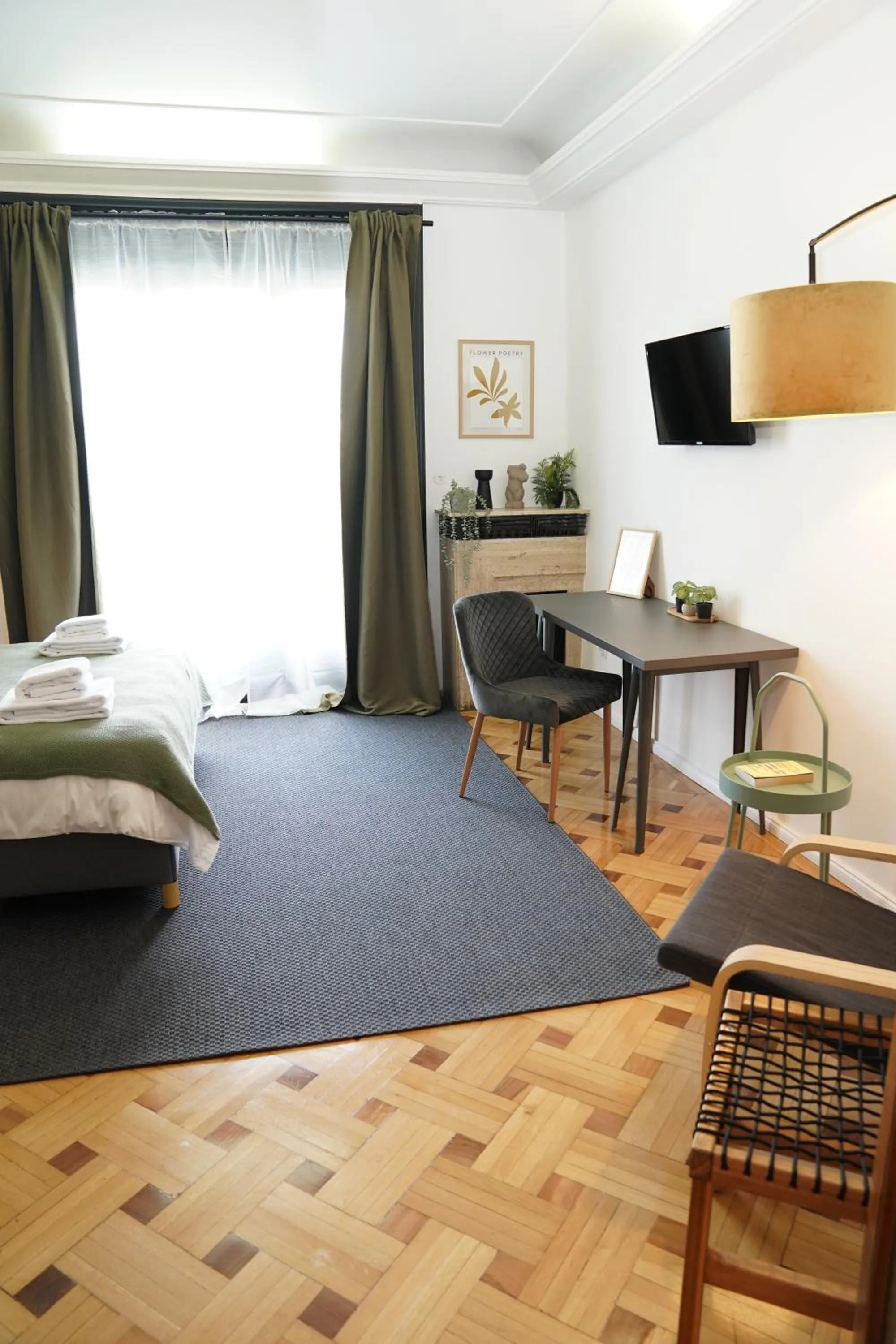 Bed in Chic Urbana: 140sqm 5-Bedroom Downtown Gem