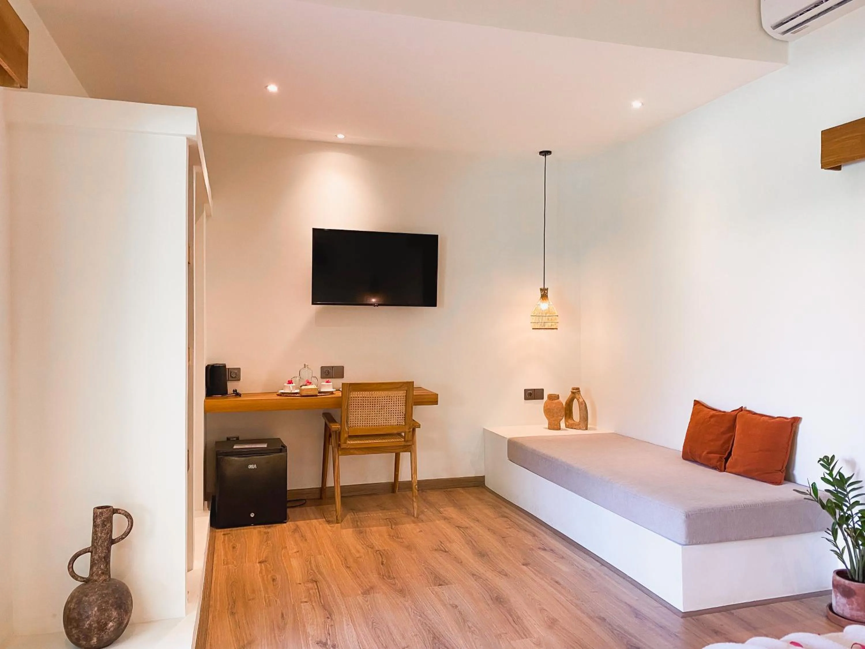 Communal lounge/ TV room, Bed in Reset Lombok Hotel