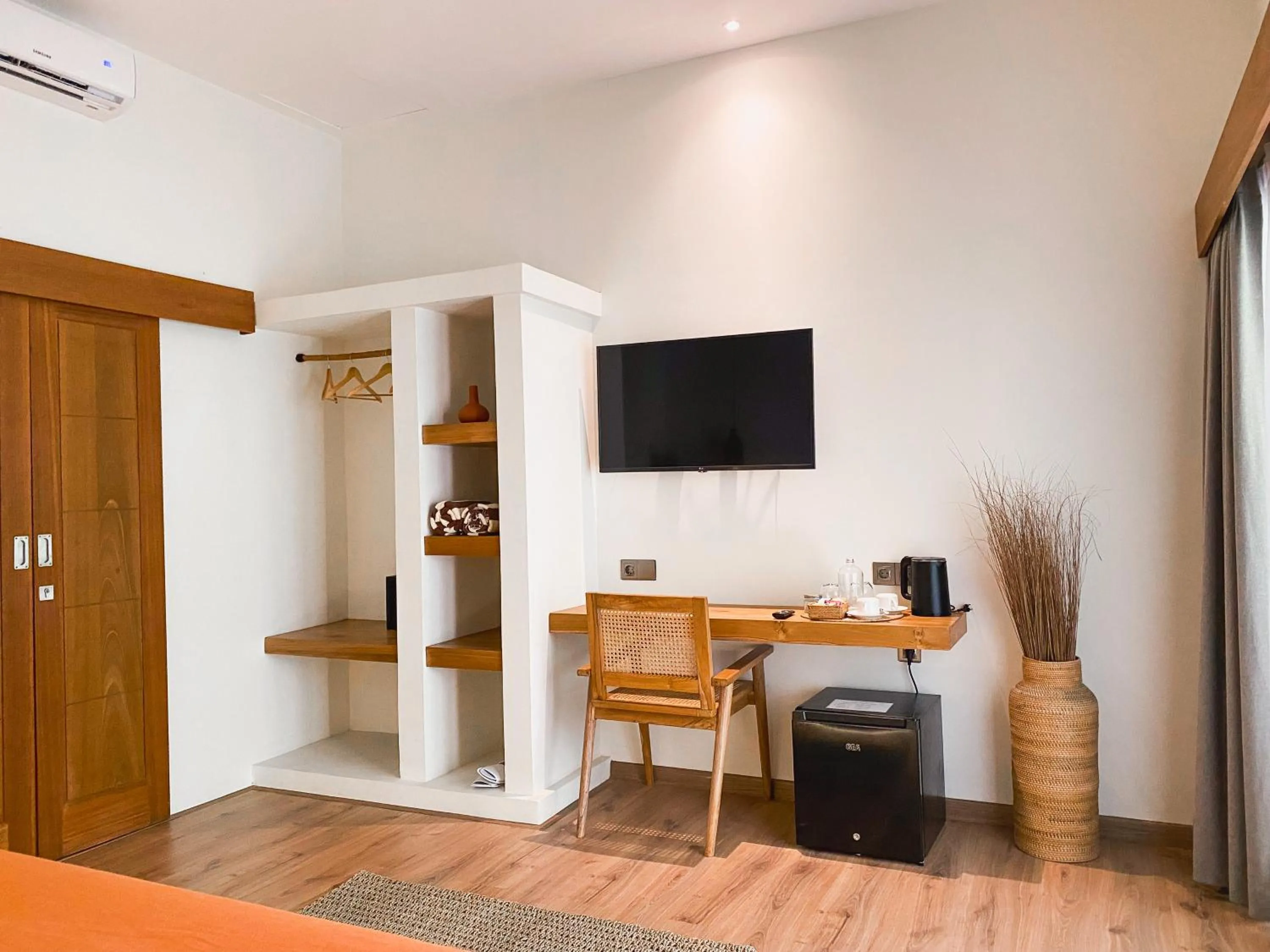 TV and multimedia in Reset Lombok Hotel