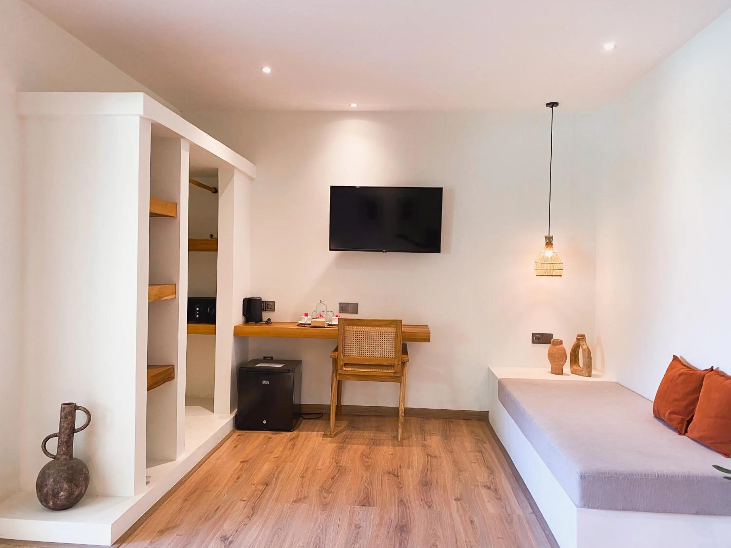 TV and multimedia, Bed in Reset Lombok Hotel