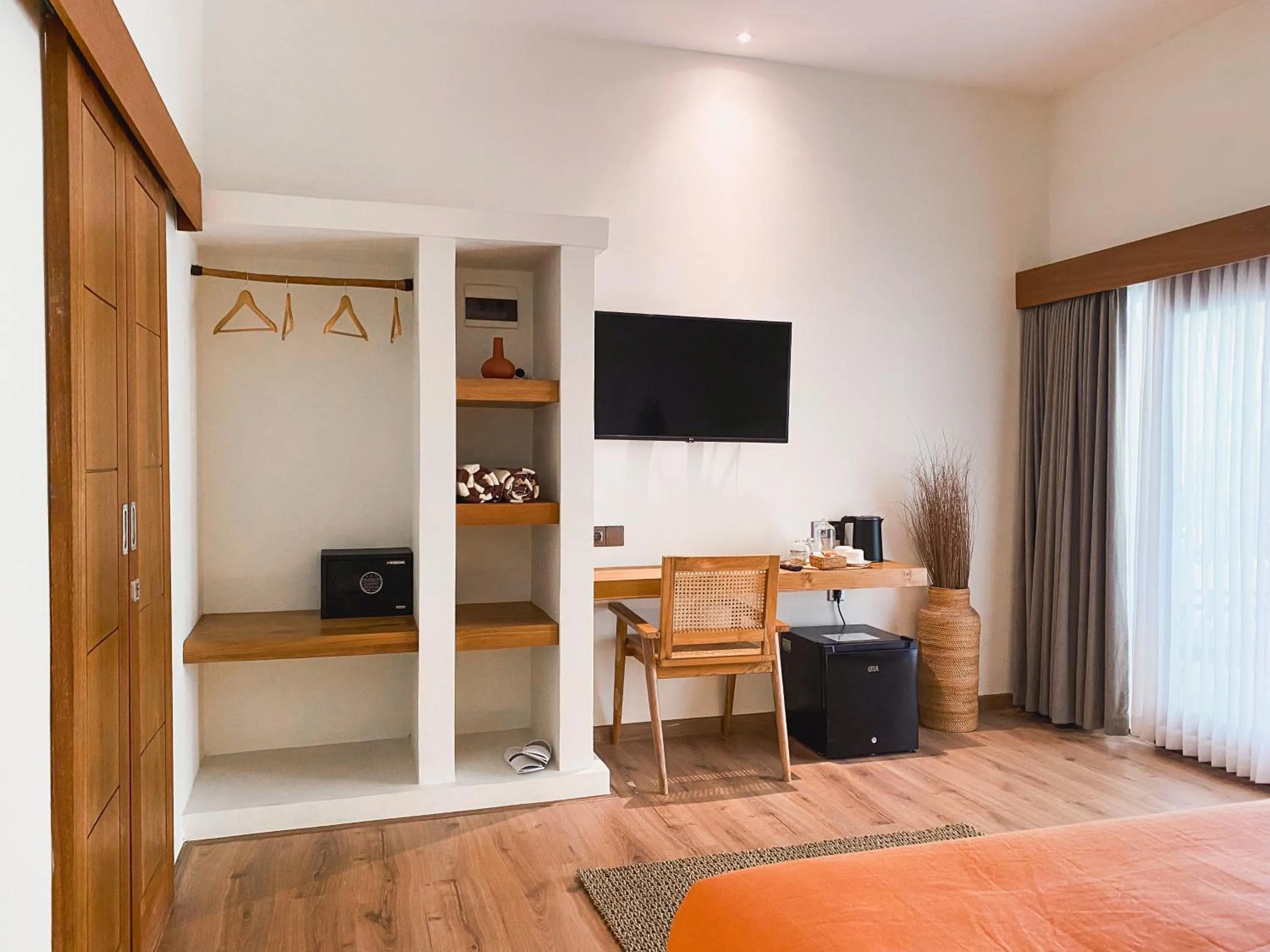 TV and multimedia in Reset Lombok Hotel