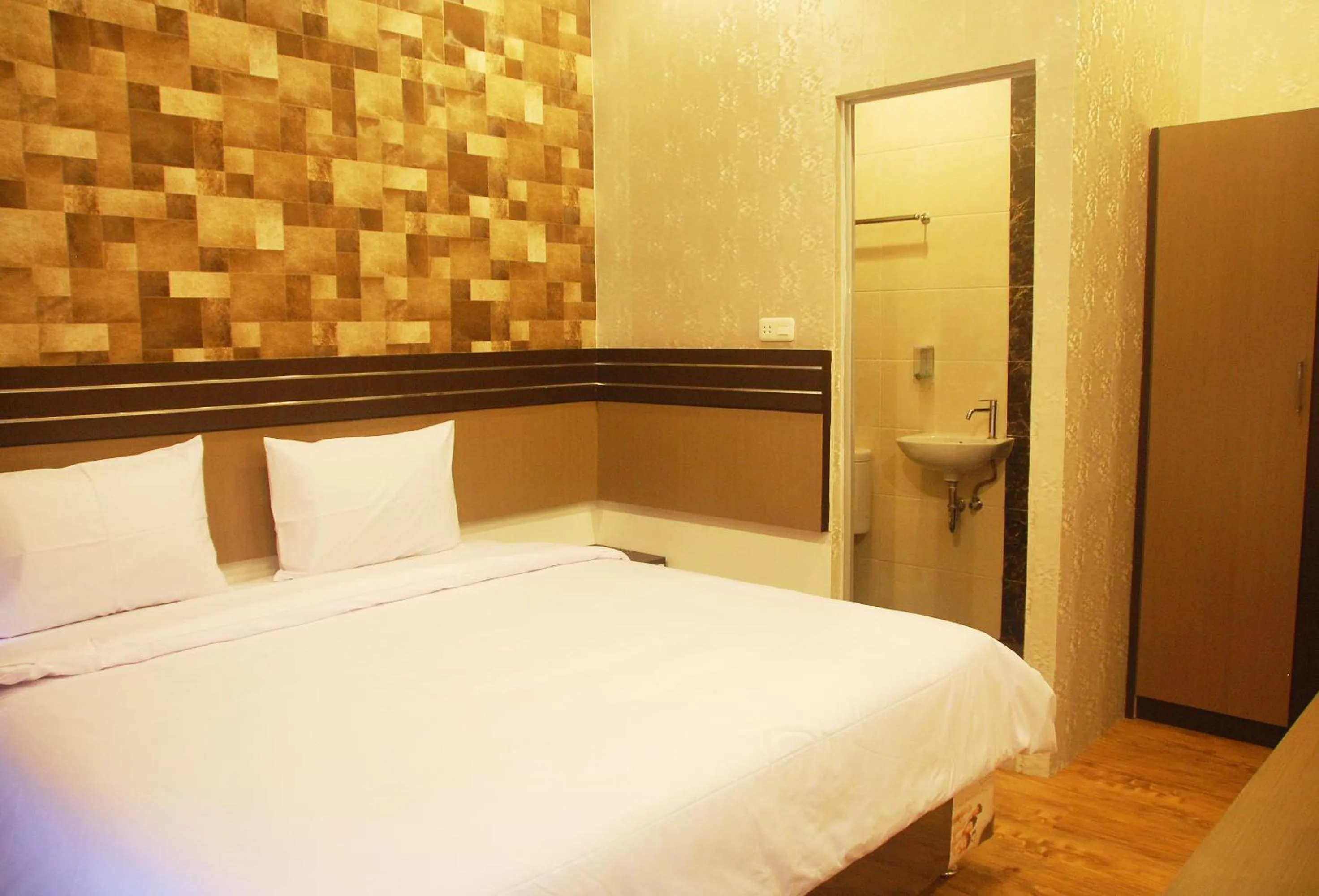 Photo of the whole room, Bed in Gandhi Inn