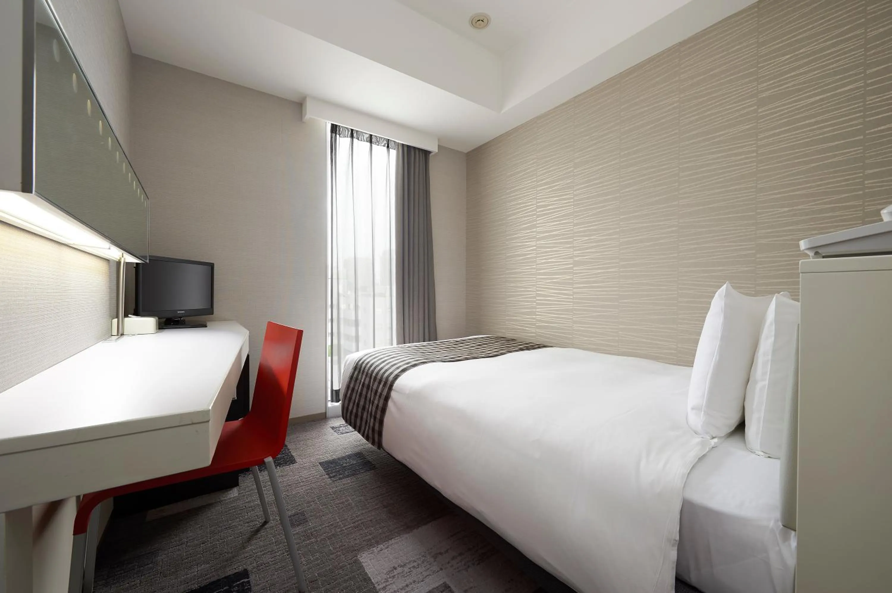 Photo of the whole room, Bed in Sotetsu Fresa Inn Shimbashi-Karasumoriguchi