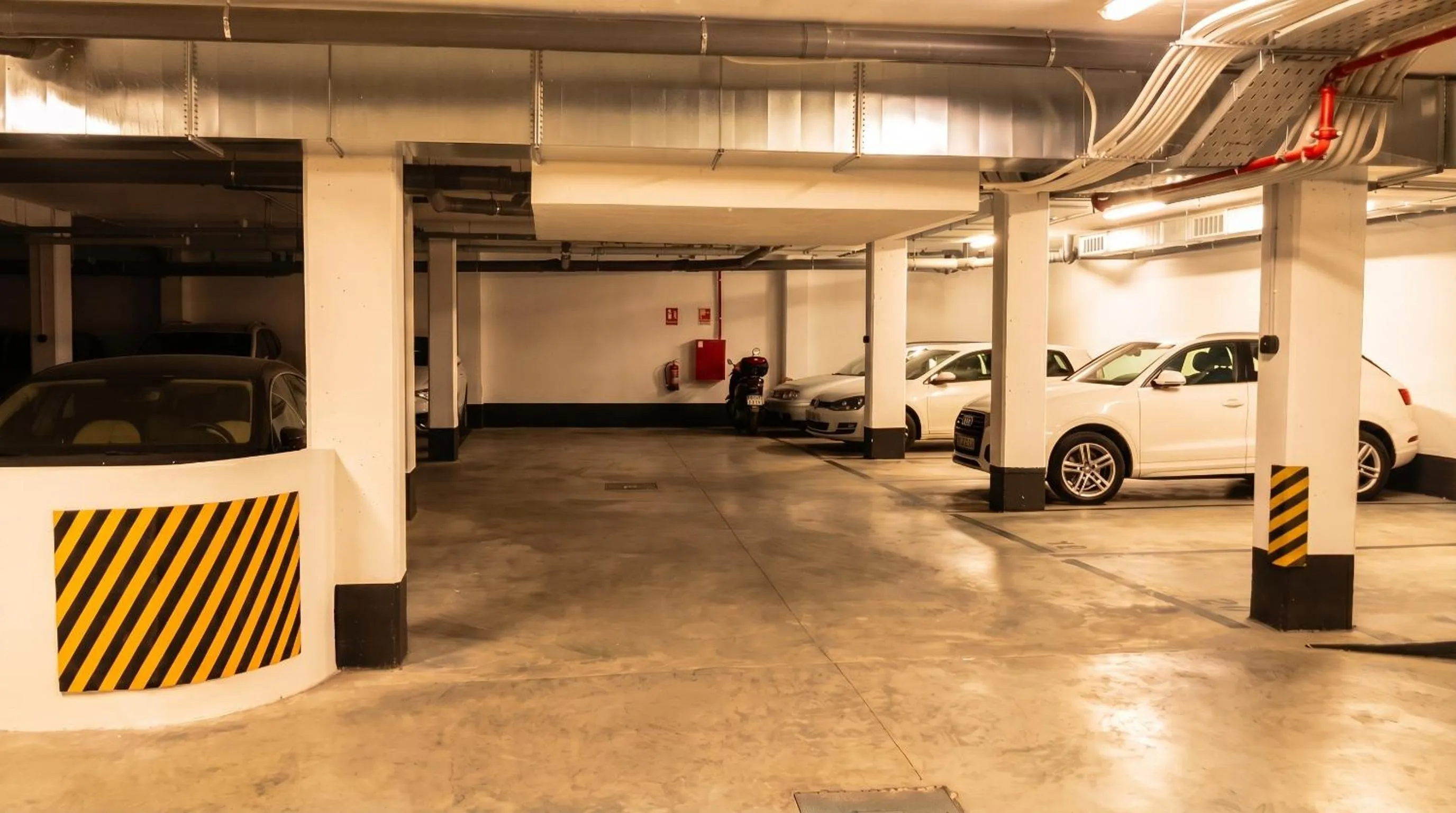 Parking in Oasis in the heart of Seville - 2 BR apt with FREE PARKING