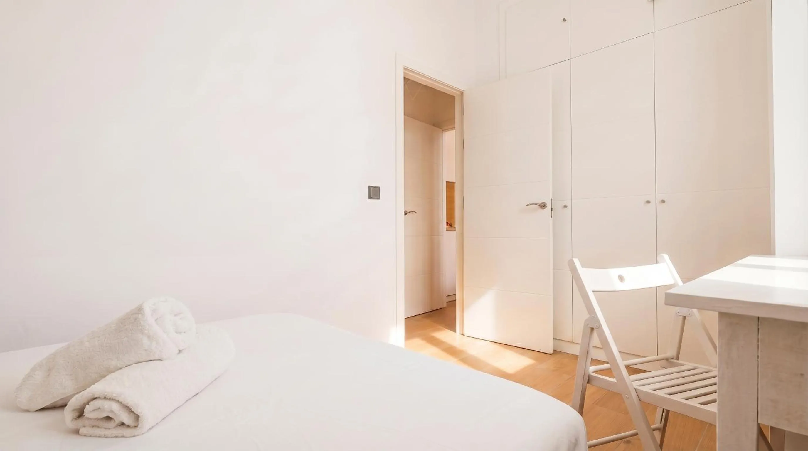 Bed in Oasis in the heart of Seville - 2 BR apt with FREE PARKING